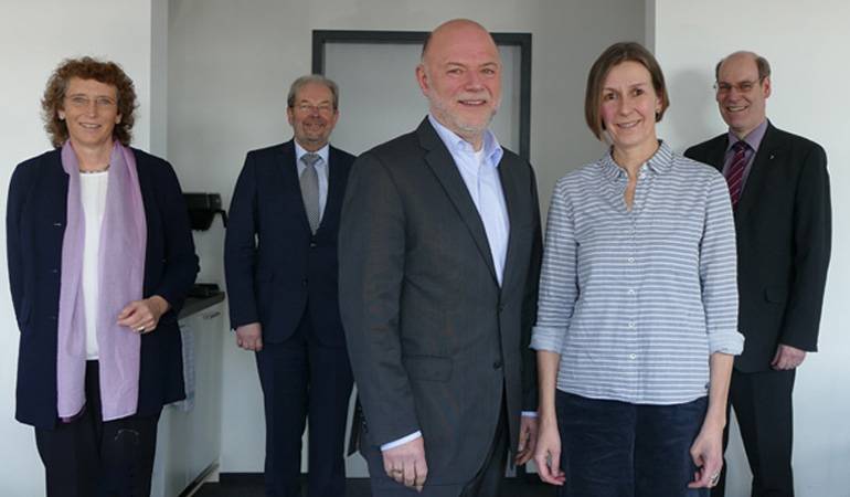 Verabschiedeten Verlagsleiter Christoph Siepermann, der zwanzig Jahre lang die Geschicke der Neukirchener Verlagsgesellschaft leitete: (v.l.) Direktorin Annegret Puttkammer, Gernot Fietze (Aufsichtsratsvorsitzender der Verlagsgesellschaft), Christoph Siepermann mit Ehefrau Bärbel Flasche, Mathias Türpitz (Kaufmännischer Geschäftsführer NEV).