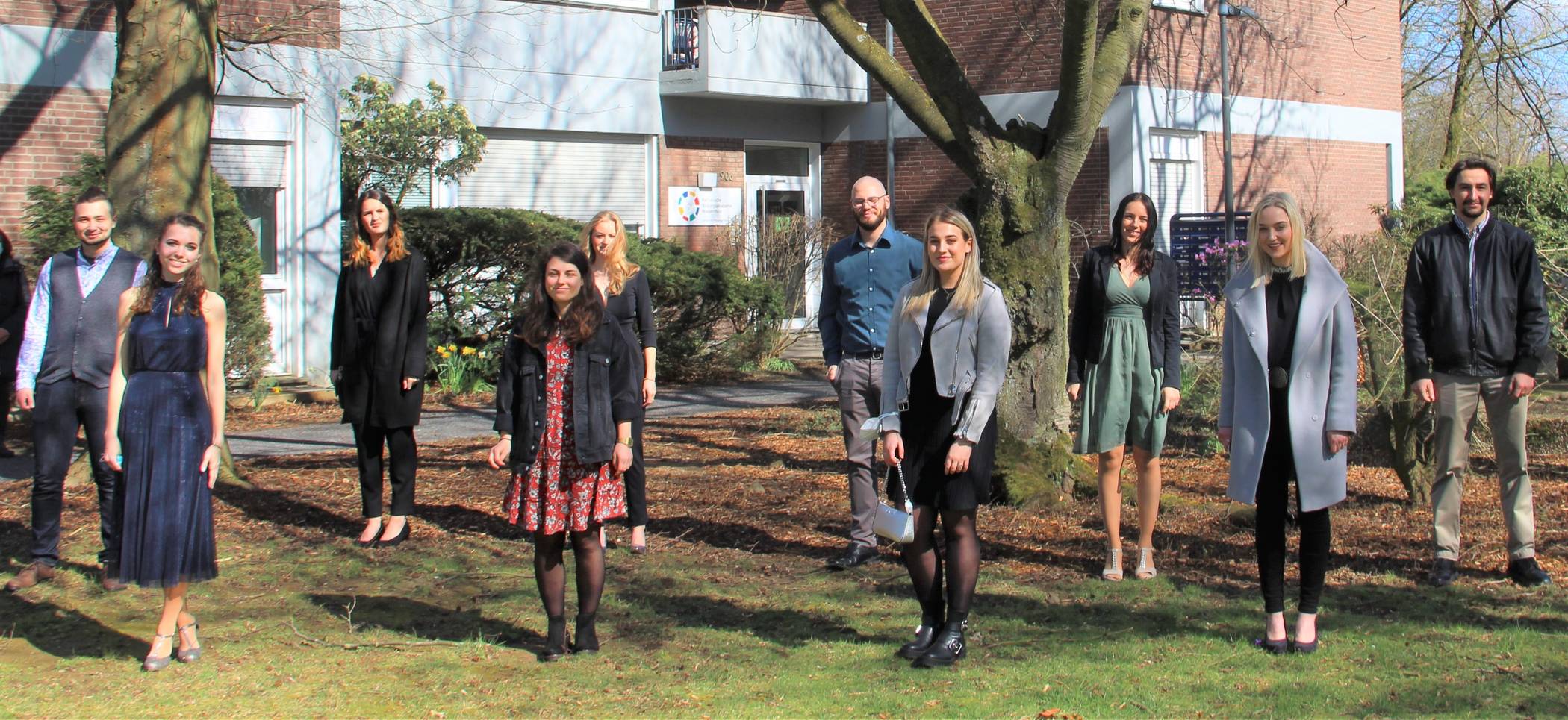 Die Freude über das bestandene Pflegexamen ist groß bei den Auszubildenden.