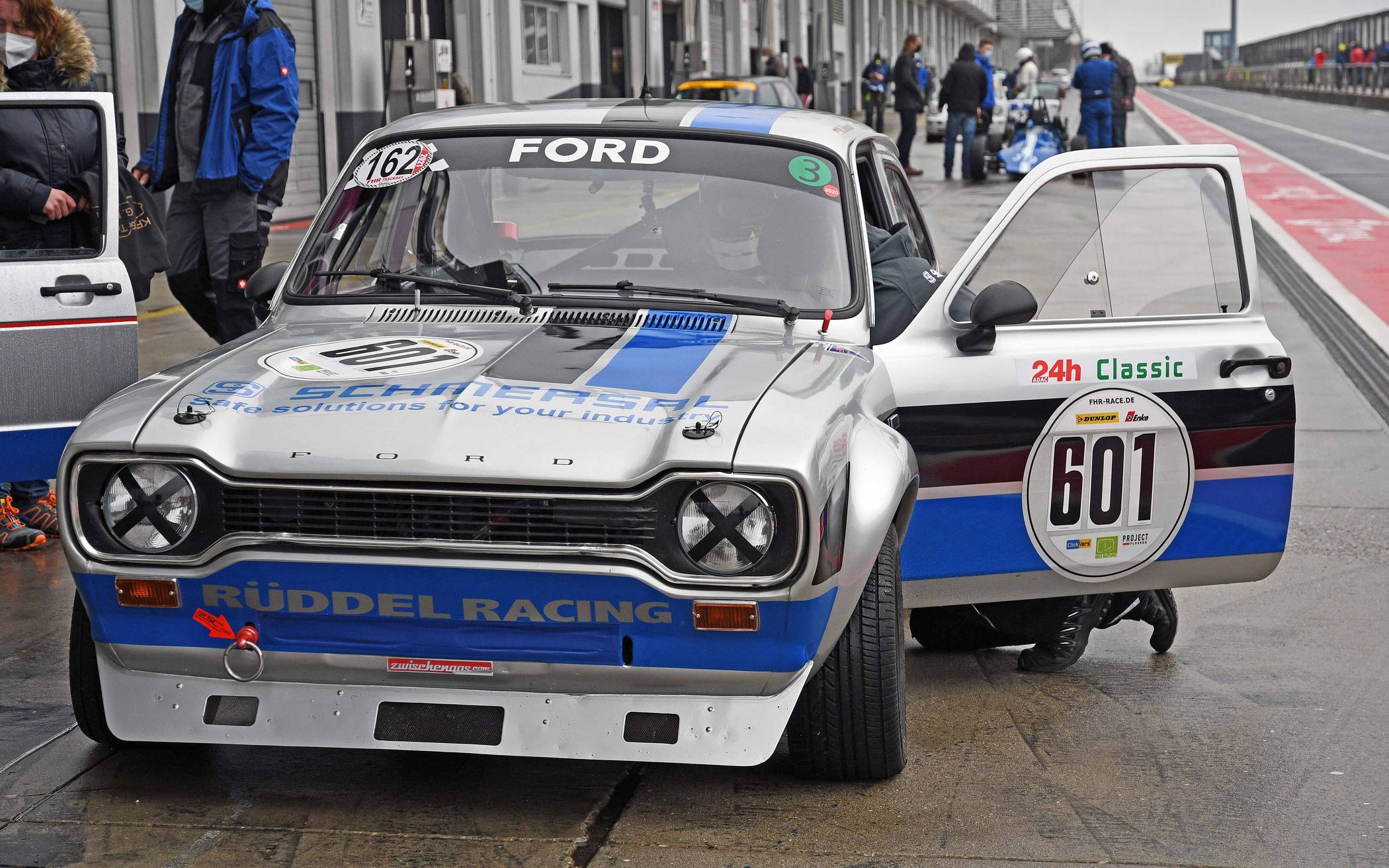 Escort MK1: Warten auf die Ausfahrt aus der...