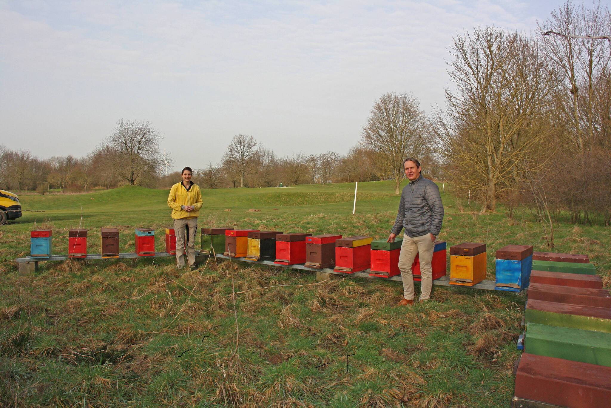 Derzeit leben die Bienenvölker noch in den kleineren „Ablegerkästen“, später werden sie in „Beuten“ umgesiedelt, erklärt Imkerin Iris van den Bongard (li.). Michael Kerkhoff, Geschäftsführer der Golfsport Willich, freut sich über einen weiteren ökologischen Pluspunkt für die Anlage – und auf den ersten Honig vom Duvenhof. 