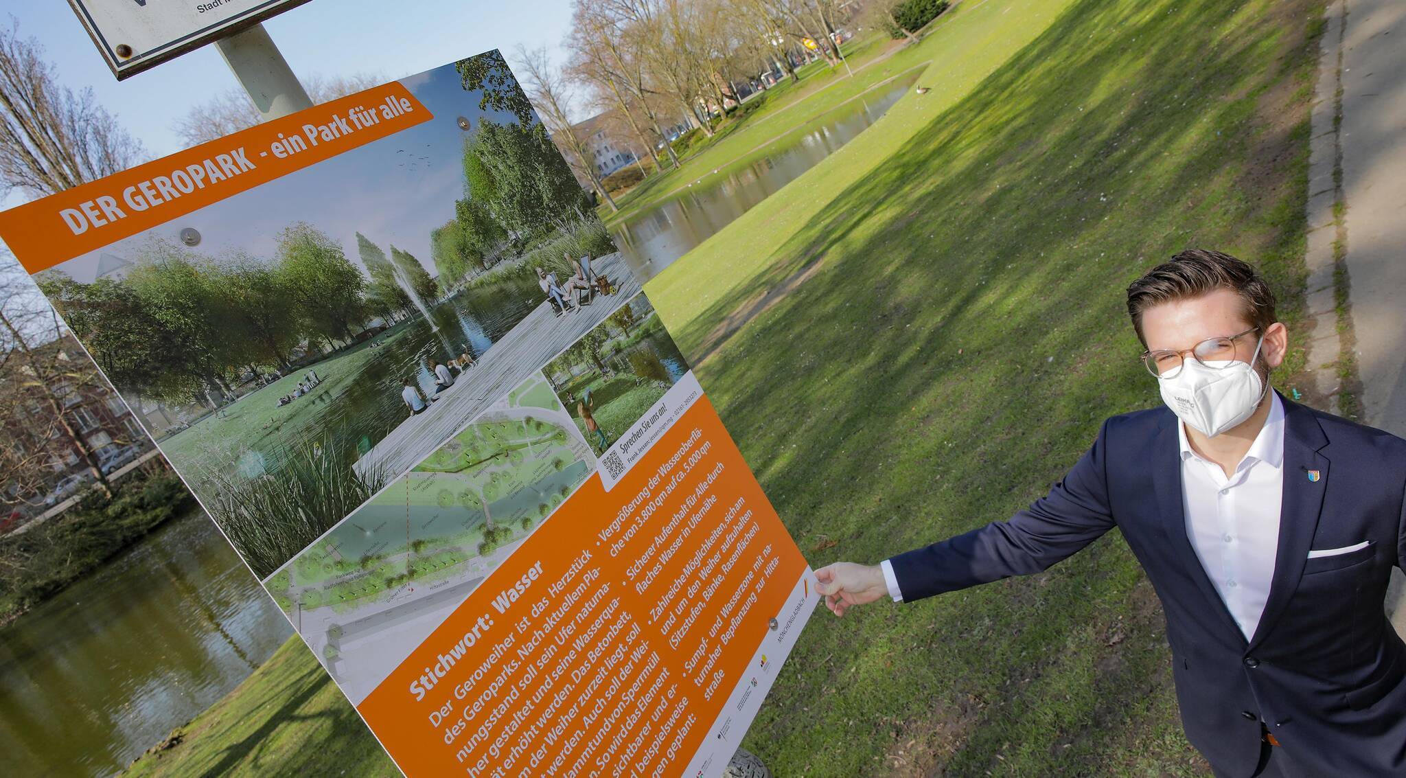 Oberbürgermeister Felix Heinrichs stellt die Plakate vor, mit denen über die Umgestaltung des Geroparks informiert wird.   
