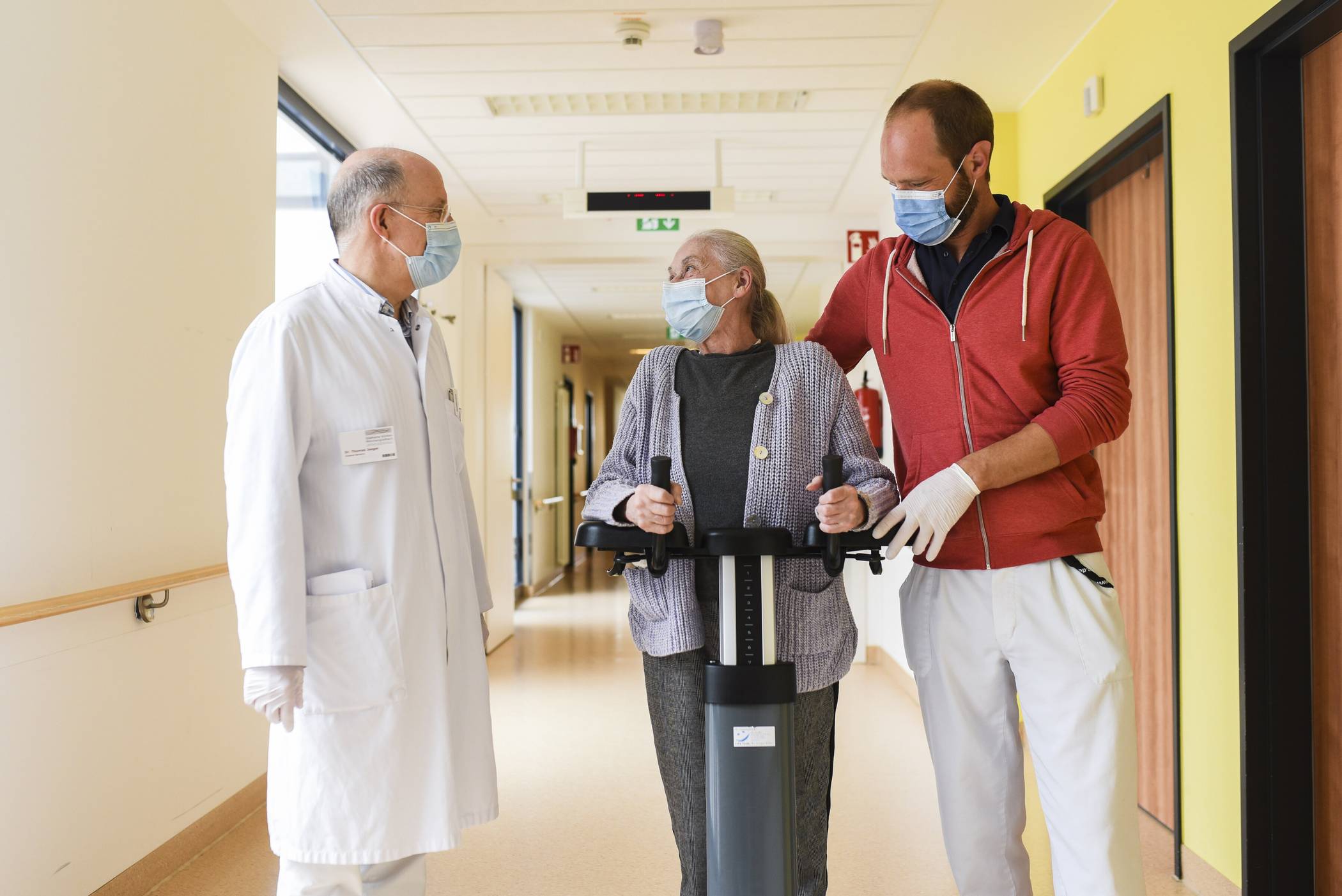  Das Foto zeigt (v.l.) Chefarzt Prof. Dr. Dirk Blondin, Oberarzt Bernd Paulußen und Oberarzt Dr. med. Carsten Starke mit der neuen Angiographie-Anlage. 