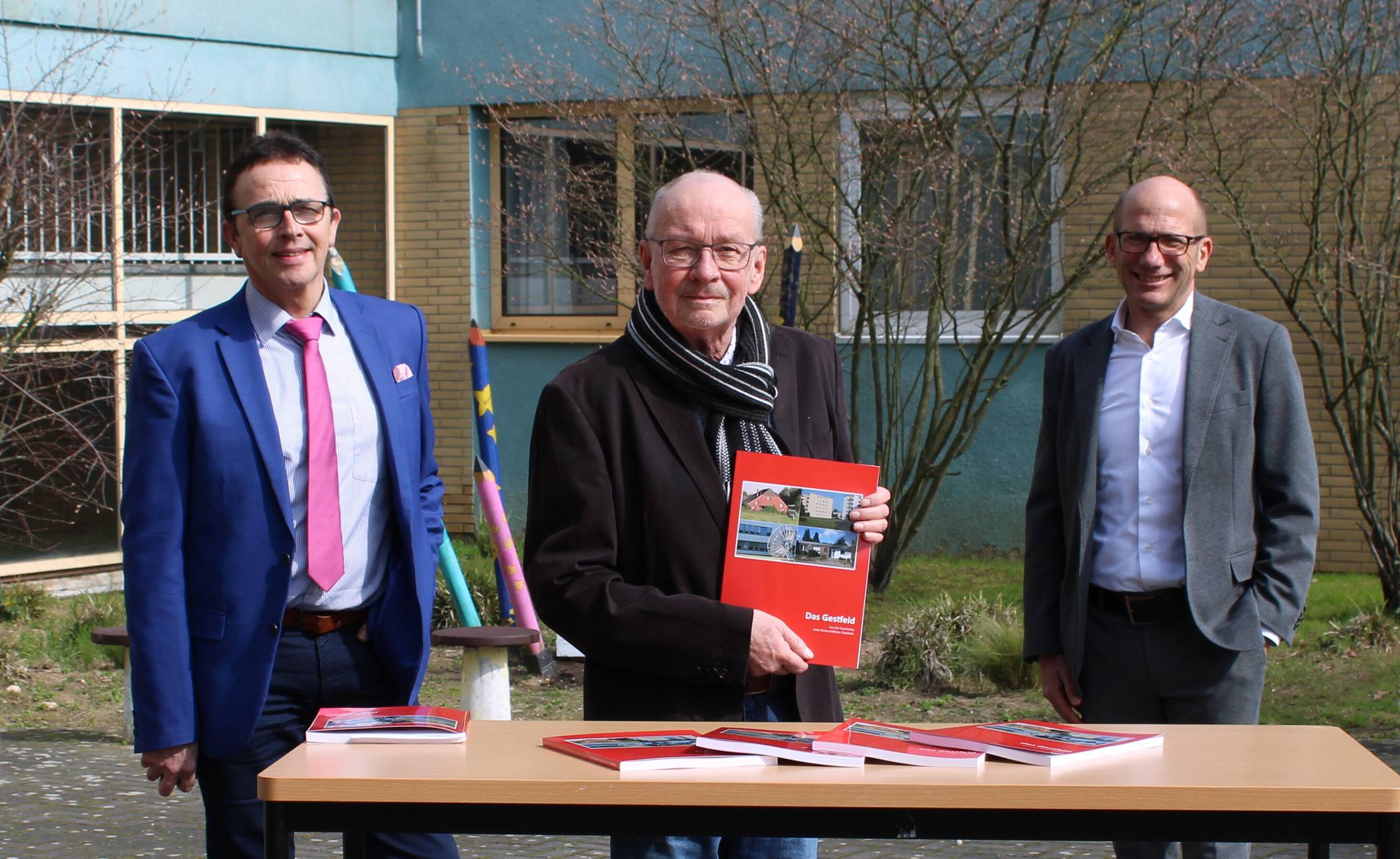  Bürgermeister Prof. Dr. Christoph Landscheidt, Dr. Albert Spitzner-Jahn als Autor und Erster Beigeordneter Dr. Christoph Müllmann stellten jetzt im Konferenzraum der Europa-Schule die stadtgeschichtliche Neuerscheinung „Das Gestfeld. Aus der Geschichte eines Kamp-Lintforter Stadtteils“ der Öffentlichkeit vor. 