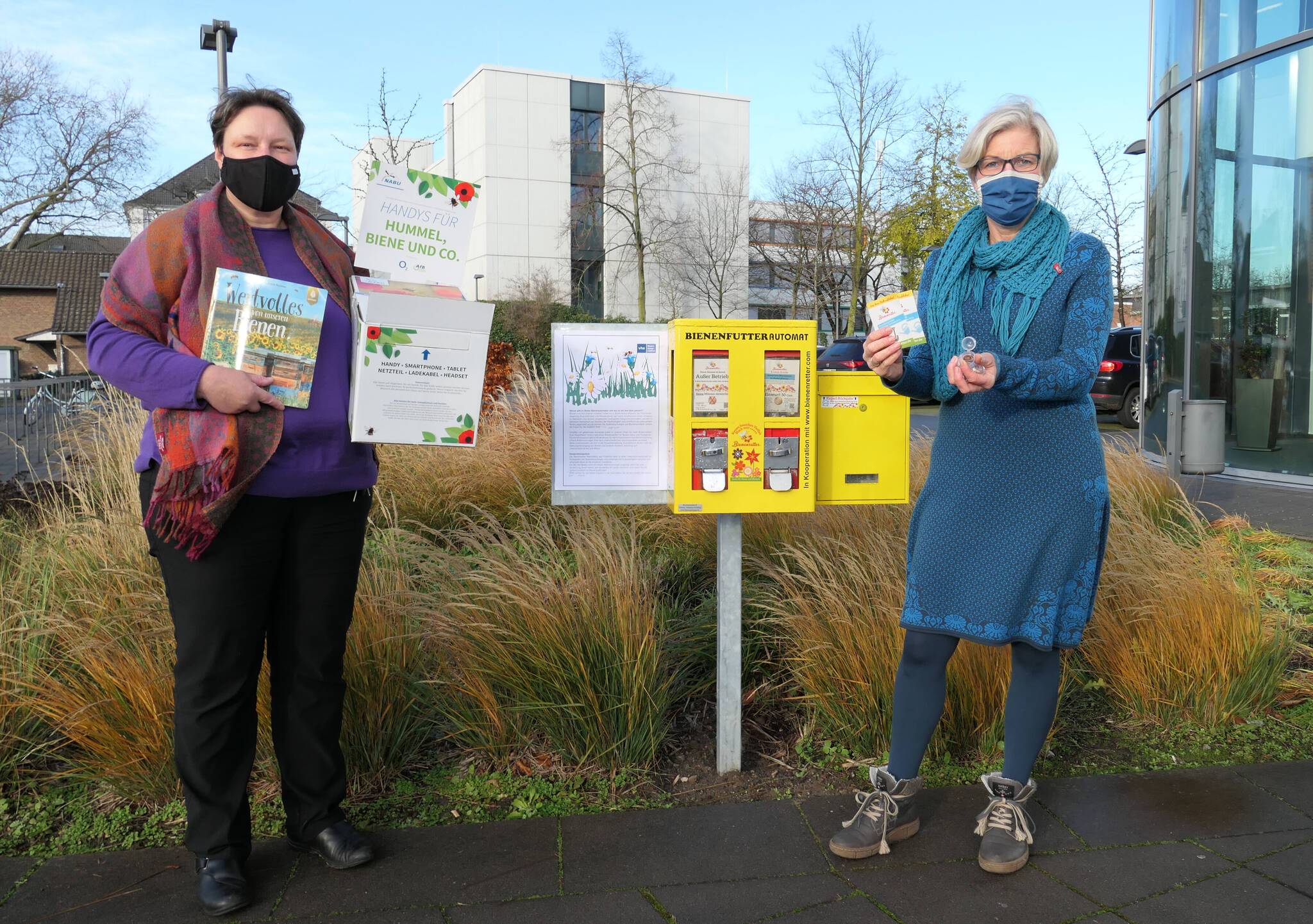 Ursula Wiltsch, Leiterin der Bibliothek, und Beate Schieren-Ohl, Leiterin der vhs, präsentieren die gemeinsamen Projekte für den Bienenschutz: eine Rückgabestelle für alte Handys und einen Bienenfutterautomaten (v. l.).