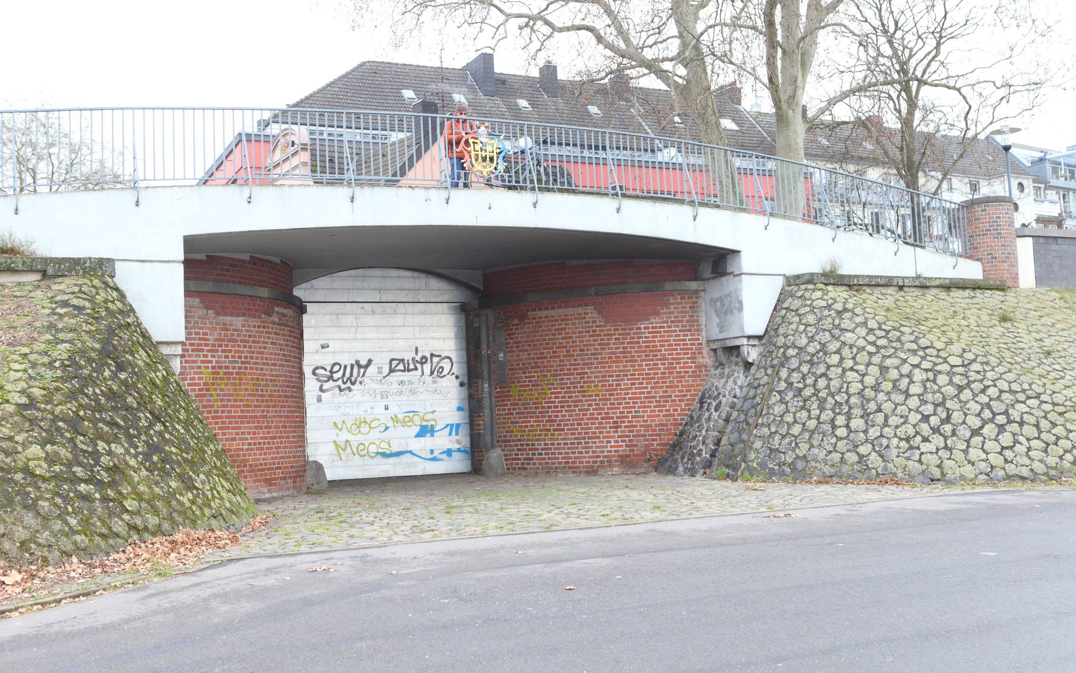 Rechtsradikale Schmierereien über 100 Meter Länge