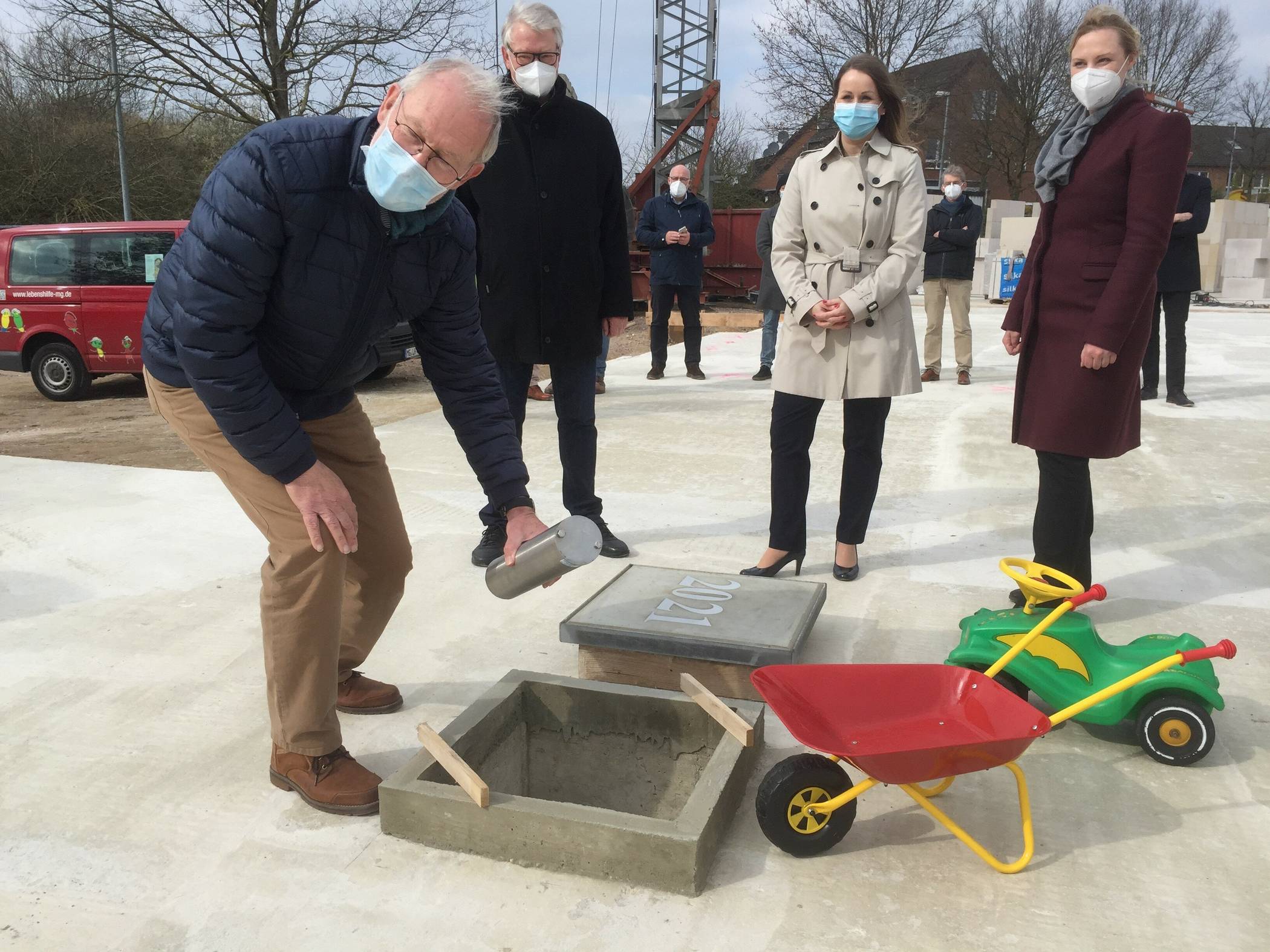 Robert Jansen vom Vorstand der Lebenshilfe Mönchengladbach hatte in dieser Woche die große Ehre, bei der Grundsteinlegung für die neu entstehende Kita „LebensFreude“ die Zeitkapsel zu versenken. Mit ihm freuten sich (v.l.) Heinz Koch (ebenfalls Vorstand), Geschäftsführerin Dr. Kerstin Adolf-Wright und Sozialdezernentin Dörte Schall (Stadt Mönchengladbach). 