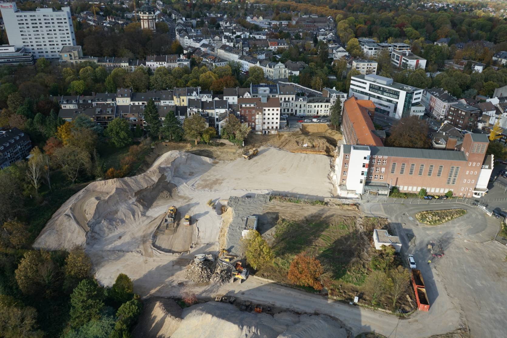 Das Krankenhaus Maria Hilf ist bis auf einen denkmalgeschützten Teil abgerissen. Hier soll vom so genannten Town Hous über Eigentumswohnungen, Mietwohnungen und Gemeinschaftswohnen bis zum geförderten Wohnungsbau ein an Wohnformen für alle Alters- und Einkommensklassen realisiert werden. 