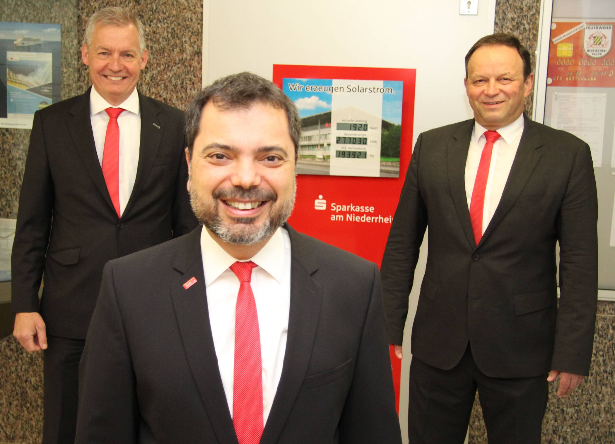 Der Vorstand der Sparkasse am Niederrhein stellte die Jahresbilanz 2020 vor. Dazu gehören jährlich rund 14.000 Kilogramm CO 2, die die Sparkasse mit ihrem Solardach an der Poststraße einspart, ein Beitrag zur geplanten CO2-Neutralität.