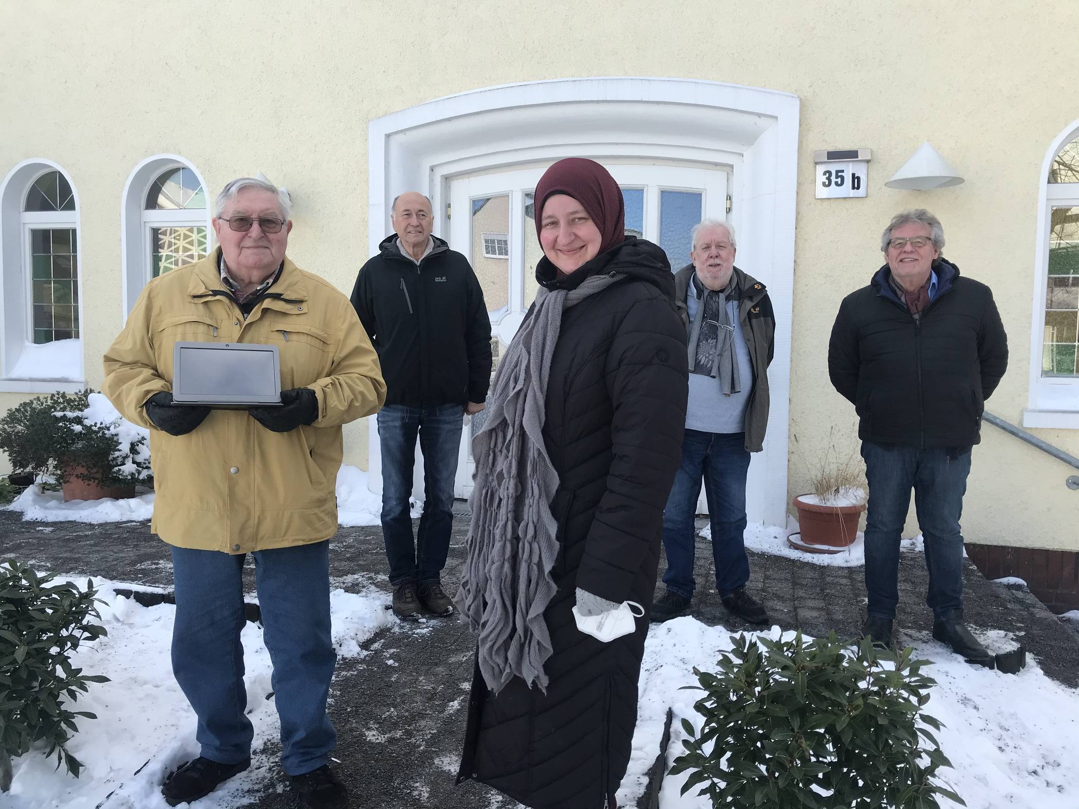  Wolfgang Angerhausen, Hubert Theuss, Friedrich Weber (hintere Reihe v.l.) und Hatice Kardas (vorne r.) sind für das Nachbarschaftsnetzwerk 55 plus aktiv. Mit dem neuen Projekt wollen sie Seniorinnen und Senioren in Meerbeck einen Zugang zur digitalen Welt ermöglichen. Einer der Teilnehmer ist Jakob Güther . 