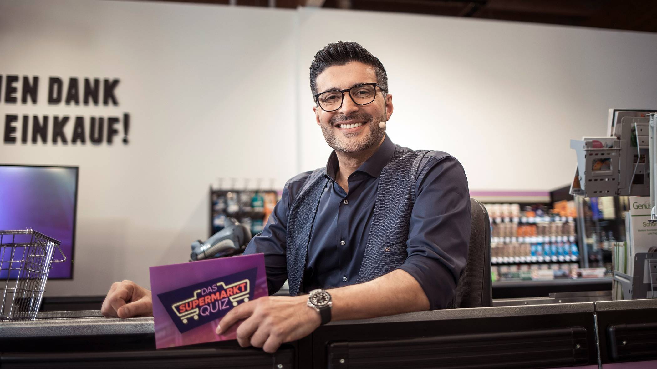 Wie man sieht, würde er auch an der Kasse eine gute Figur machen: Allroundtalent Sükrü Pehlivan ist studierter Anwendungstechniker, war Ladenbesitzer und Deutschlands erster Online-Verkaufsagent, Experte beim „Trödeltrupp“, seit drei Jahren Moderator der „Superhändler“ und jetzt Showmaster der neuen Promi-Quiz-Show „Das Supermarkt-Quiz – Promis kaufen ein“. 