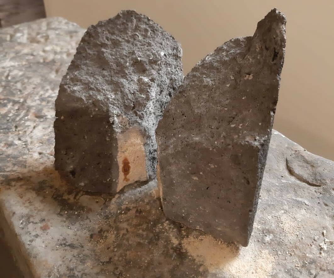  Zwei Bruchstücken einer Graubasaltsäule der Evangelischen Hauptkirche. In der Mitte sieht man noch die Rostspuren des Eisenstiftes. Rost hat eine unglaubliche Sprengkraft. 