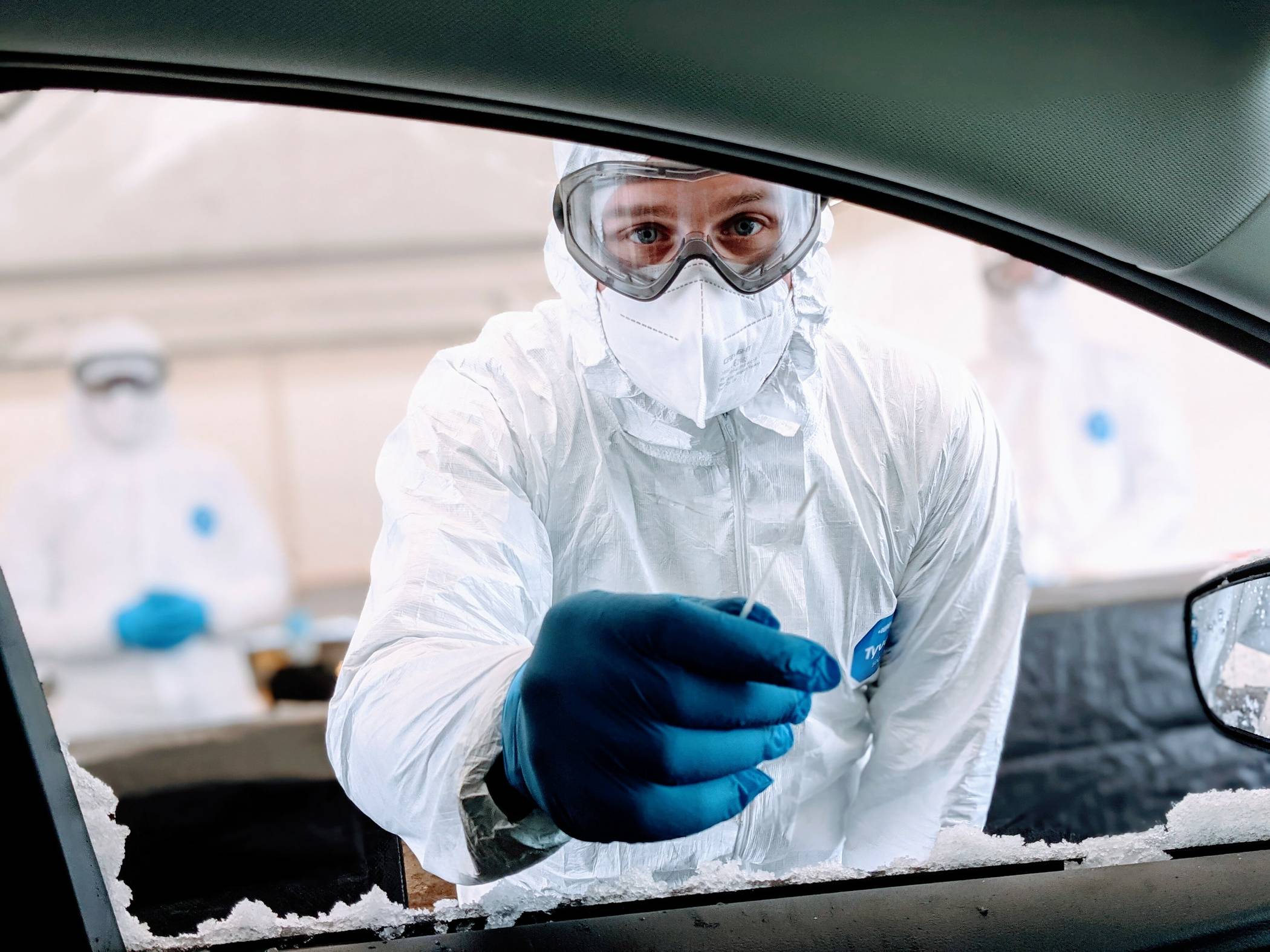  Im Drive-in-Testzentrum Erkelenz kann man sich jetzt sicher aus dem Auto raus testen lassen. 