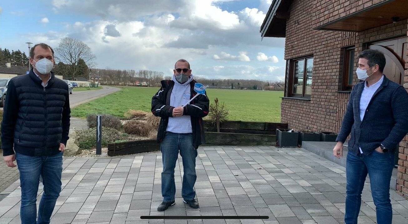 Auch in Niederheide kommt Glasfaser - darüber freuen sich (von links) Bürgermeister Christian Pakusch, Peter Mackes (Pro Glasfaser Willich), Murat Durmaz (Deutsche Glasfaser). 