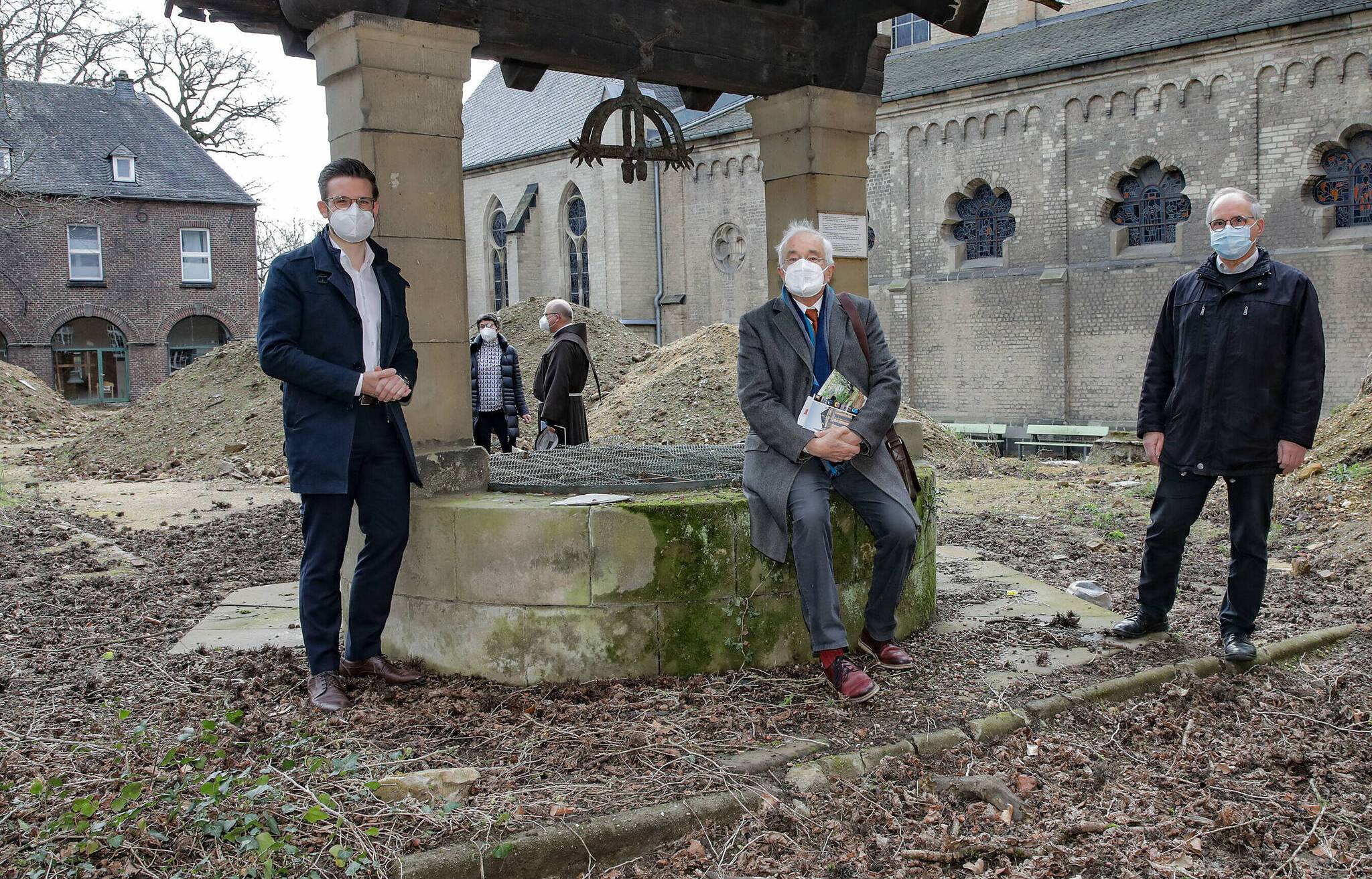 Oberbürgermeister Felix Heinrichs mit Dr. Bodo Assert und Dr. Peter Blättler (v.l.), beide Ehrenvorstand des Münster-Bauvereins, im Brunnenhof. 