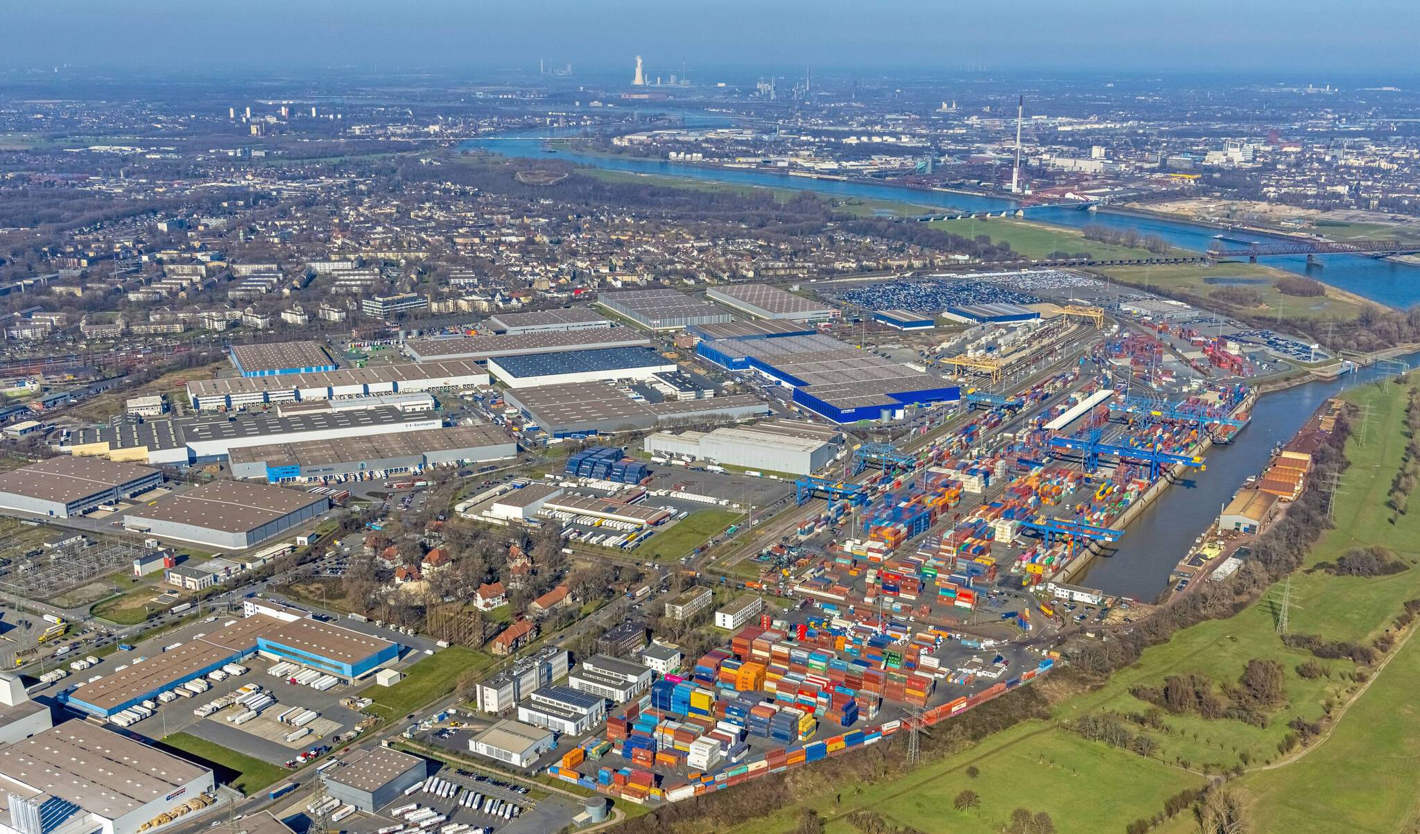   Erich Staakes Lebenswerk, mindestens symbolisch: Logport I in Rheinhausen. Lkws sind aus der Luft nicht so gut zu erkennen.  