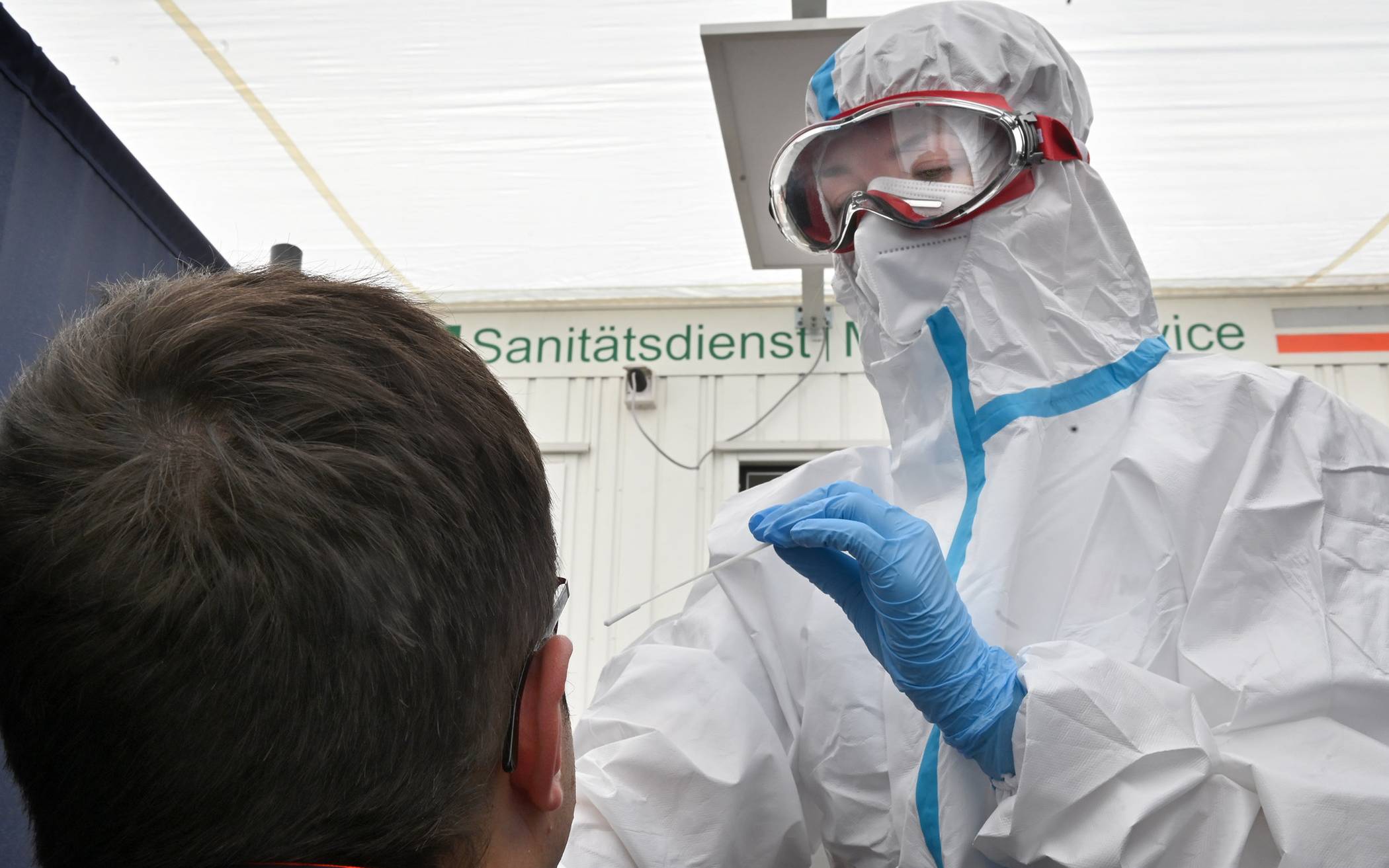 Corona Testzentrum der Malteser in Schiefbahn.Die ehrenamtliche Helferin Eileen Seewald in Einsatz. 