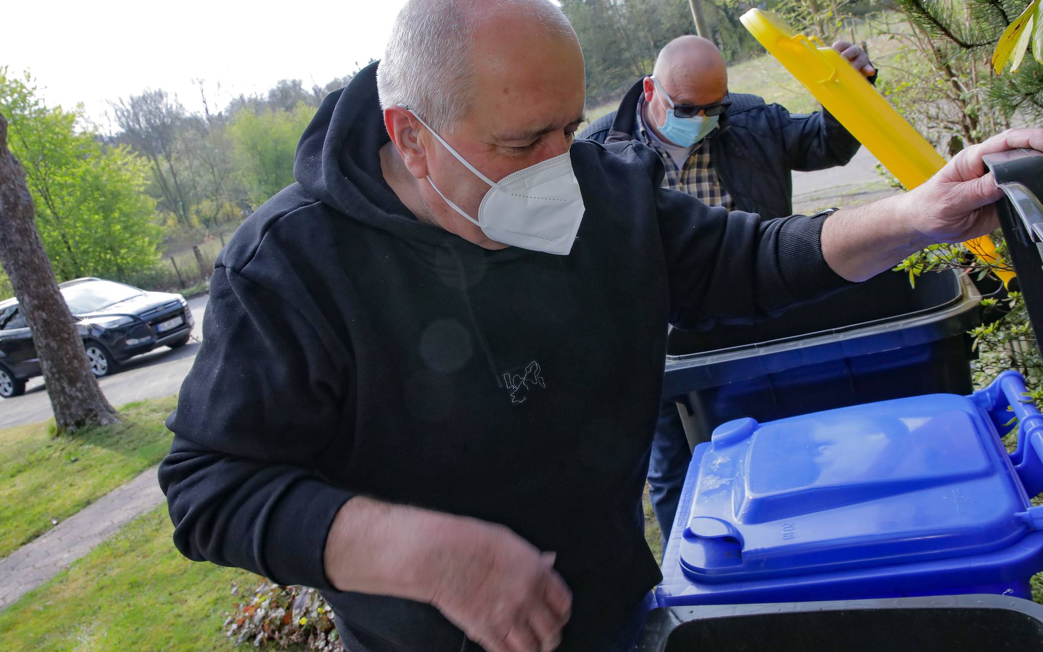  Frust beim Blick in die Tone: Peter Gabor (vorne) sieht beim Thema Mülltourismus Handlungsbedarf. 