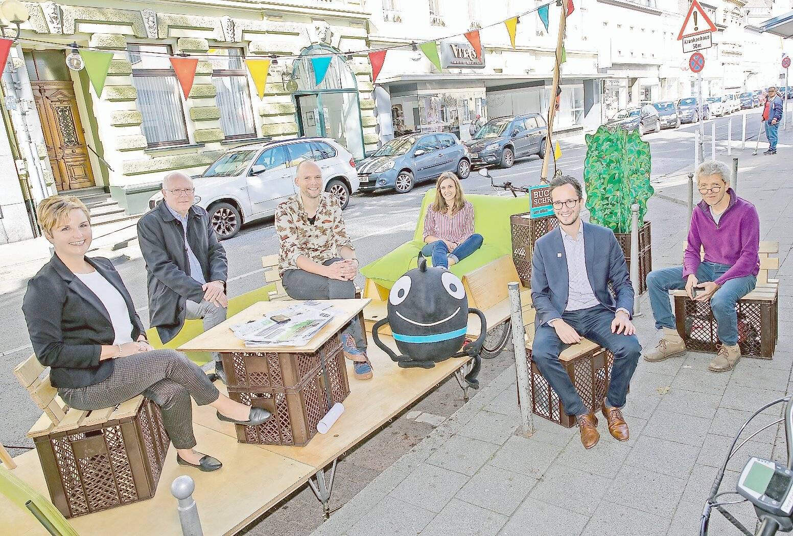 Ein Lastenrad, das sich zu einem mobilen Plateau umfunktionieren lässt. Das Foto aus dem vergangenen Jahr zeigt unter anderem die städtische Mobilitätsbeauftragte Caprice Mathar (l.) und Aktionskünstler Norbert Krause (3.v.l.). Foto: Archiv Andreas Baum