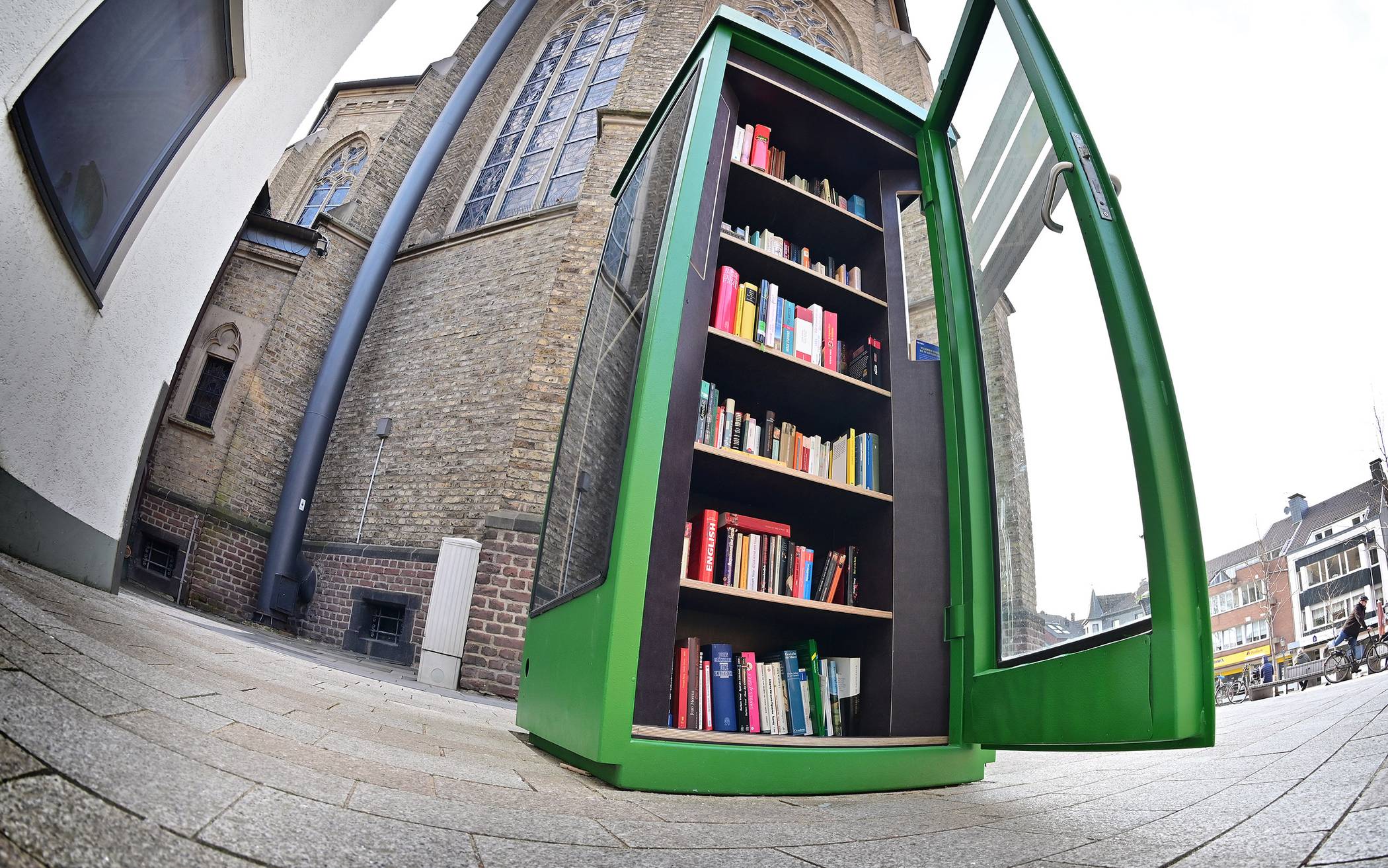 Die Bücherzelle im Schatten der Kirche