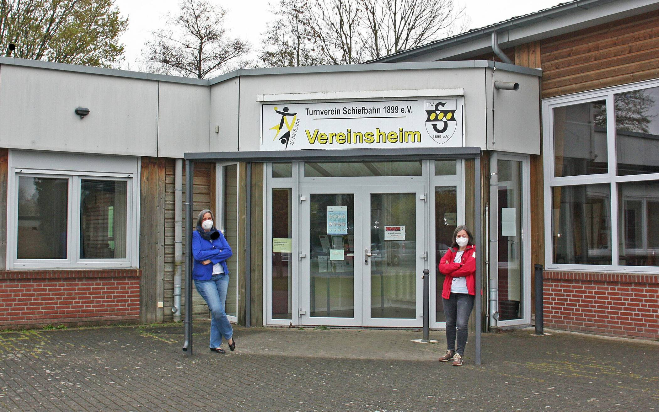  Neue Fenster und Türen an der Sporthalle und am Vereinsheim reduzieren den Energieverbrauch, die neue Überdachung vor dem Eingang schützt die Besucher, freuen sich Ulrike Bamberg (li, Geschäftsführerin TV Schiefbahne) und Anja Schröter (re.; Mitarbeiterin Geschäftsstelle). 
