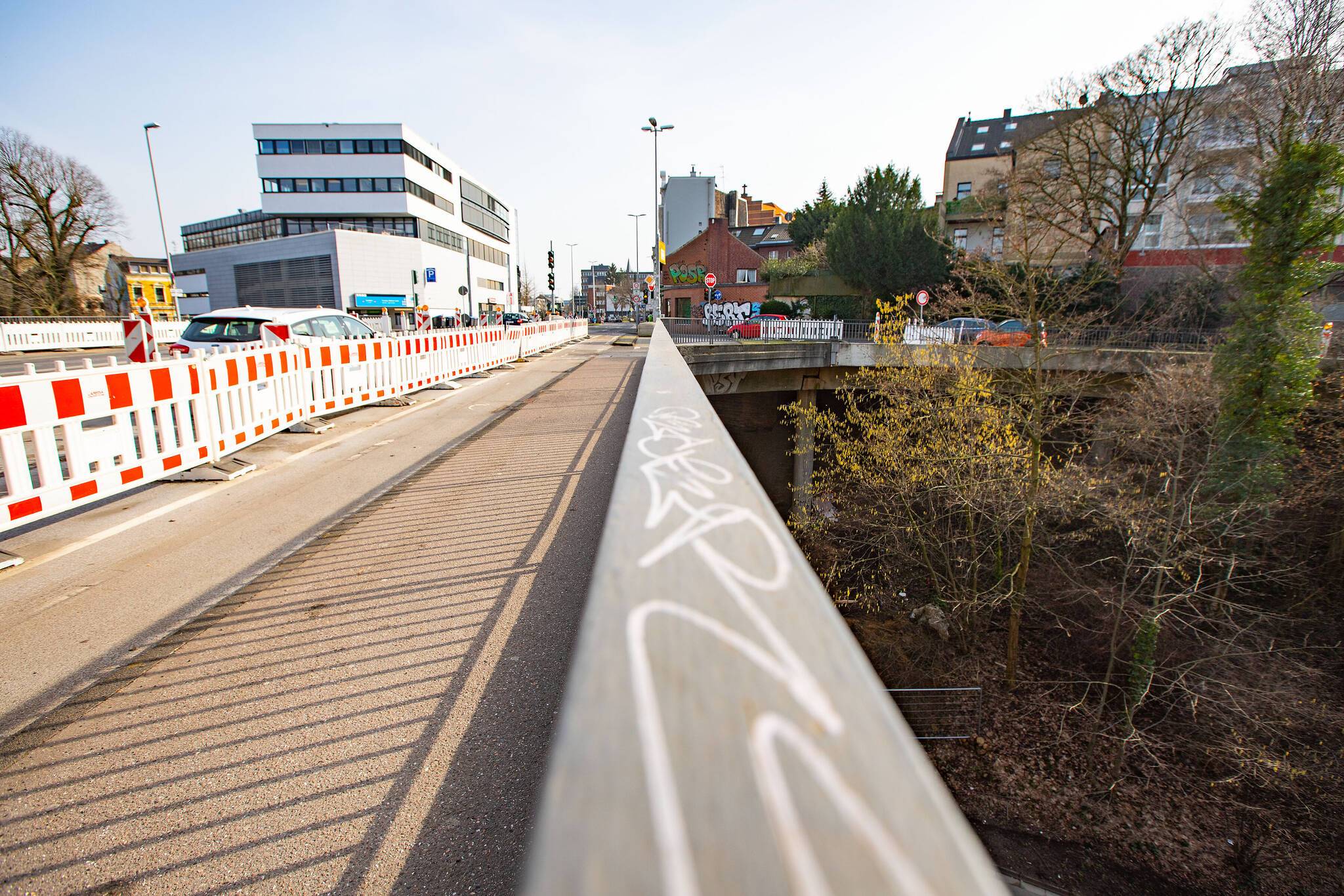 Für Fußgänger wird es in Höhe des Ärztehauses (im Hintergrund) eine Querung über die Viersener Straße geben.  