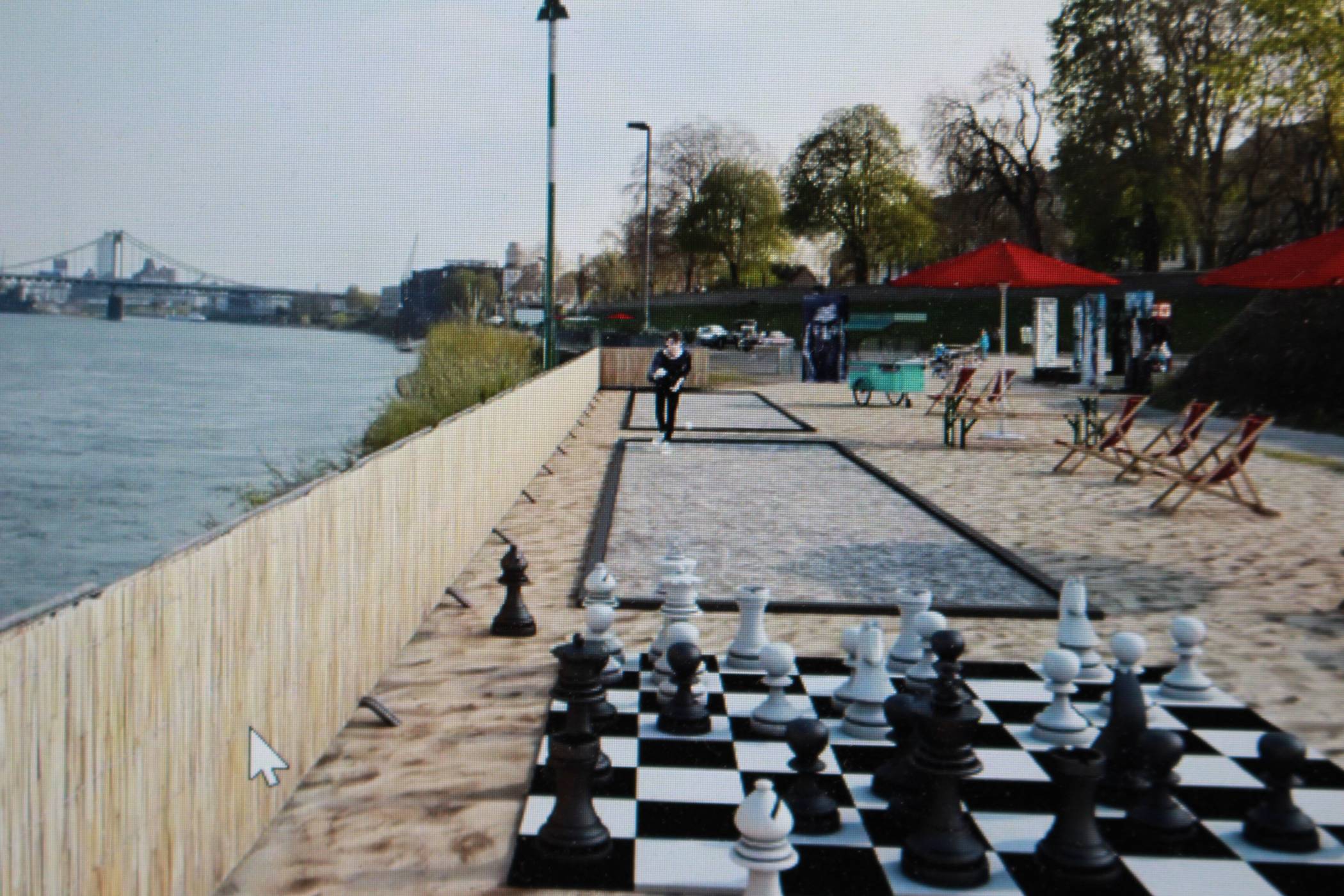  Sport und Spaß: am Rheinufer werden u.a. Boule- und Schachplätze eingerichtet. Auf Liegestühlen lässt sich gemütlich zuschauen. Vor allem: Corona-bedingte Abstände sollen einhaltbar bleiben. Plananimation: Stadt Krefeld 