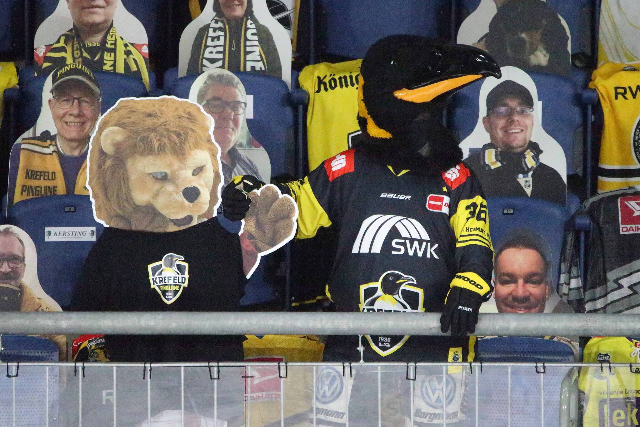 Aktion der Pinguine-Fans: Ausgabe der „Pappkameraden“
