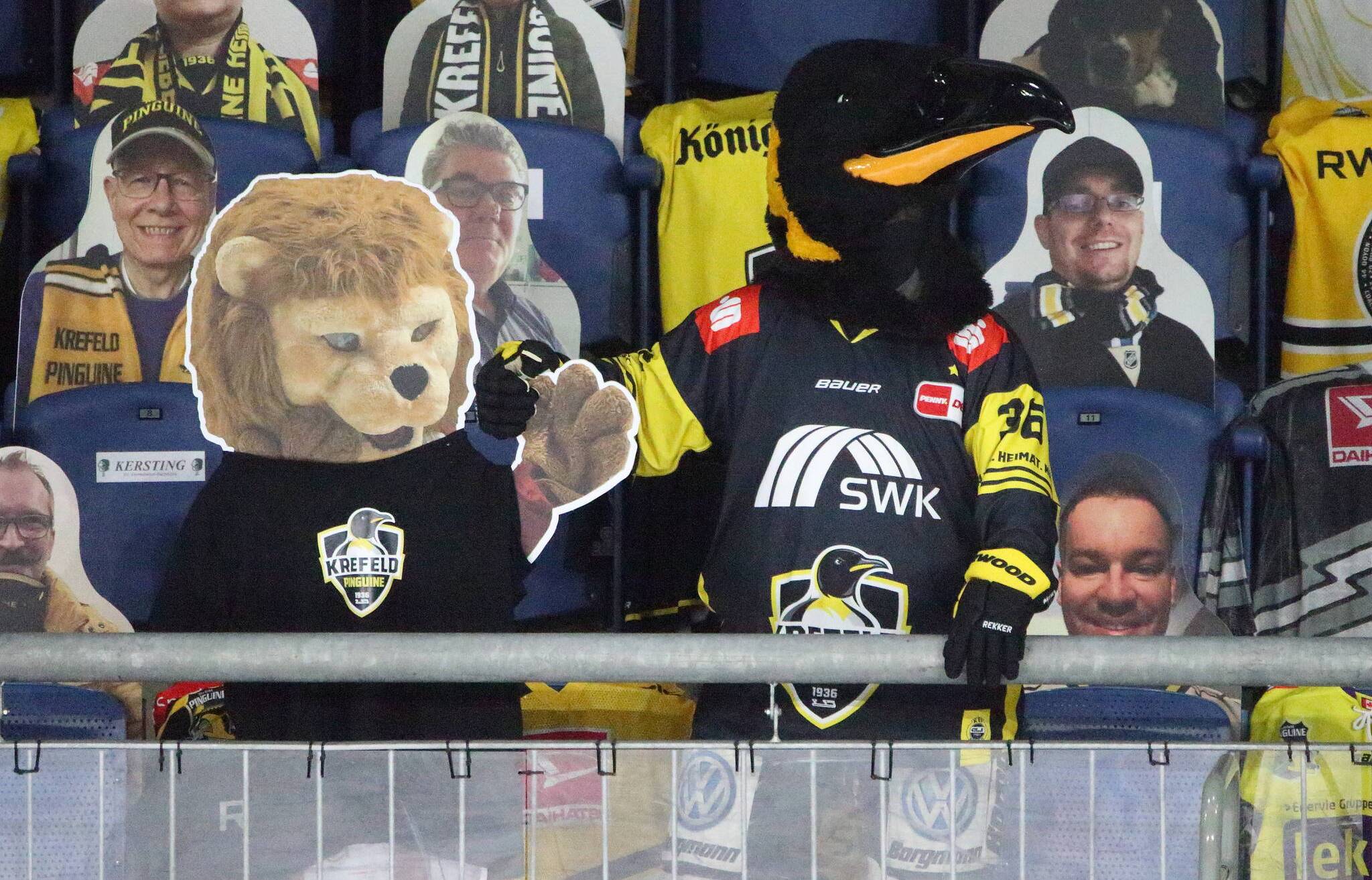 Ausgabe der „Pappkameraden“