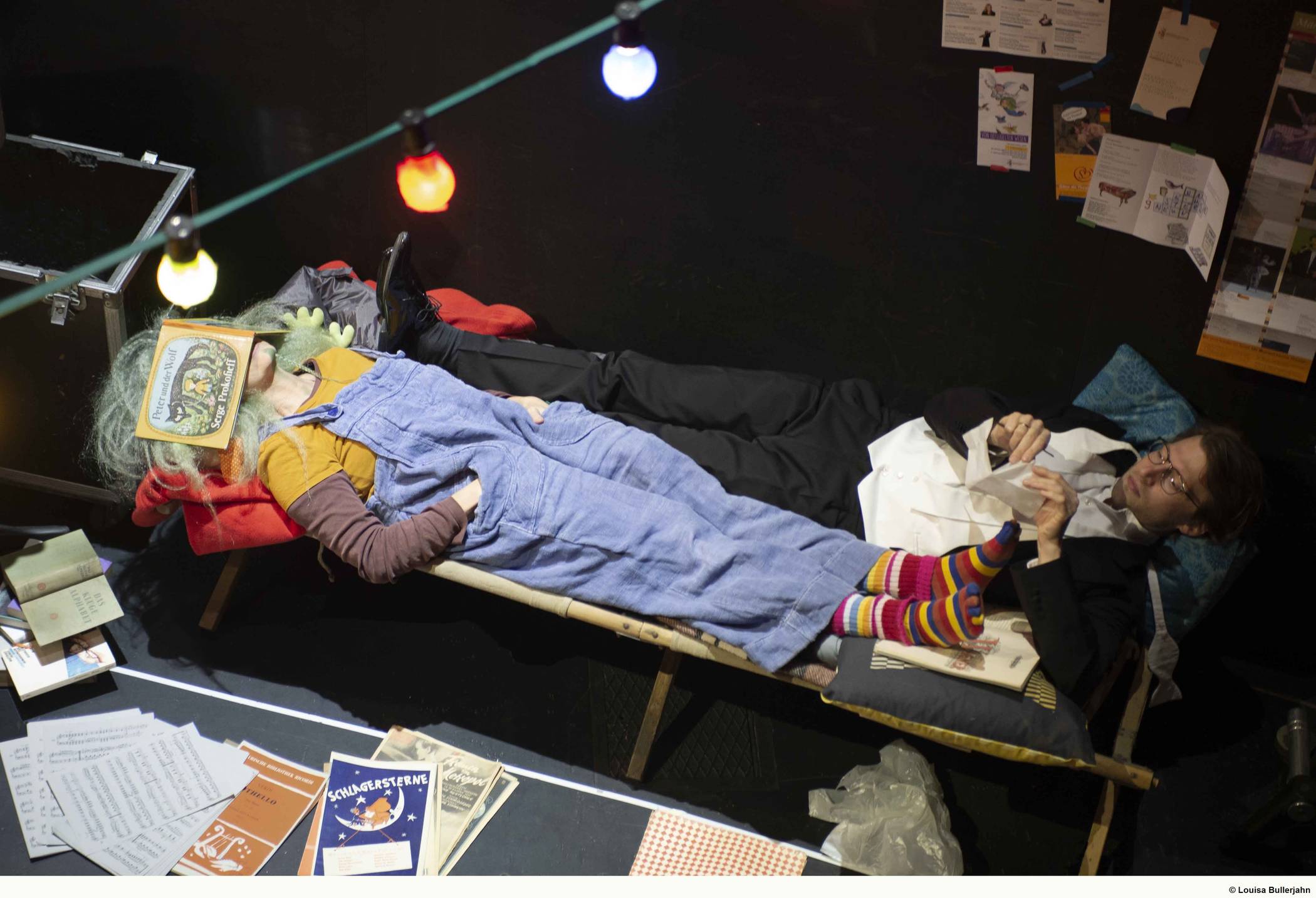  Kiko und Dirigent Andreas Fellner haben es sich im Orchestergraben gemütlich gemacht. 