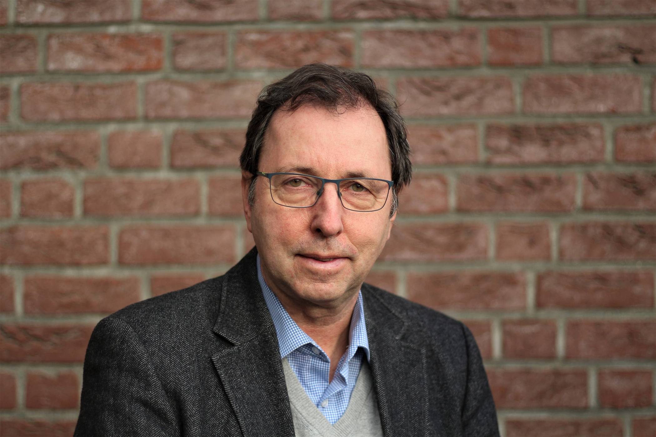  RP-Musikredakteur Wolfram Goertz verkauft am Dienstag auf dem Vorplatz der evangelischen Kirche in Windberg CDs aus seinem Fundus für einen guten Zweck. 