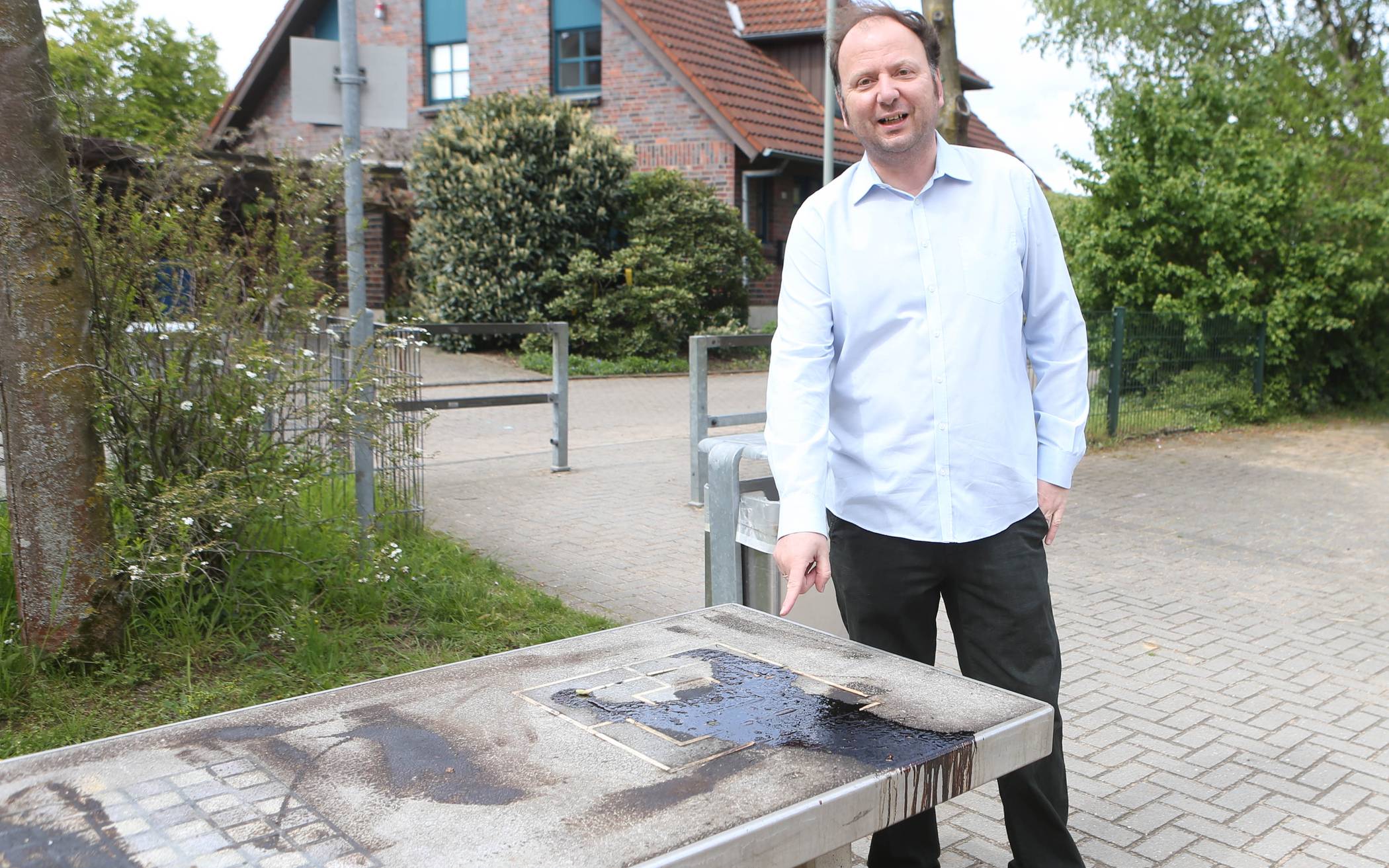 Unbekannte schütteten Glaslasur auf Spielgeräte