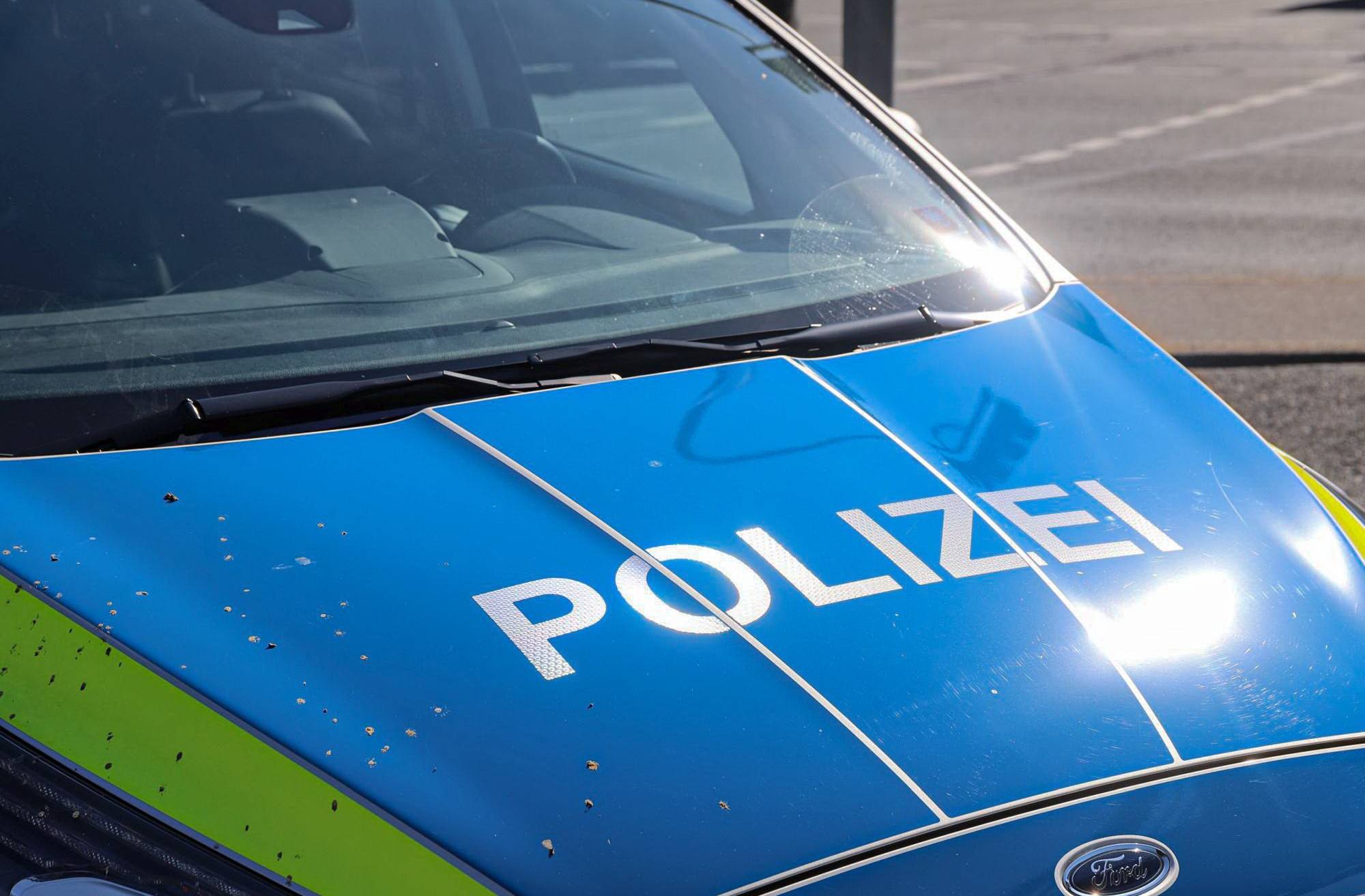 Radlerin prallt auf Motorhaube