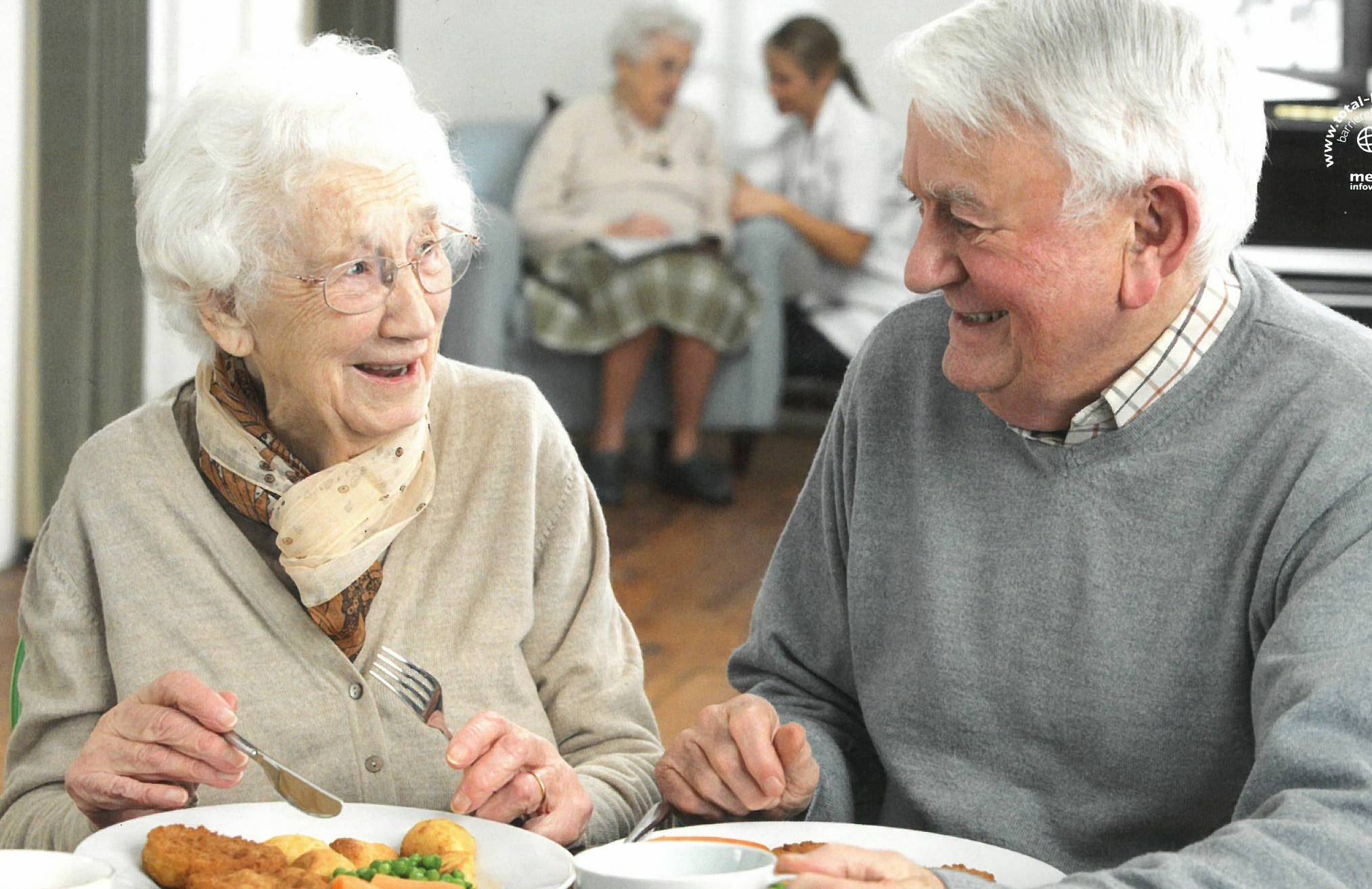 Gerade alte Menschen sind häufig Zielgruppe Krimineller. Der Wegweiser gibt Ratschläge, wie man sich vor dubiosen Geschäftemachern an der Haustür oder vor Dieben und Einbrechern schützt. 