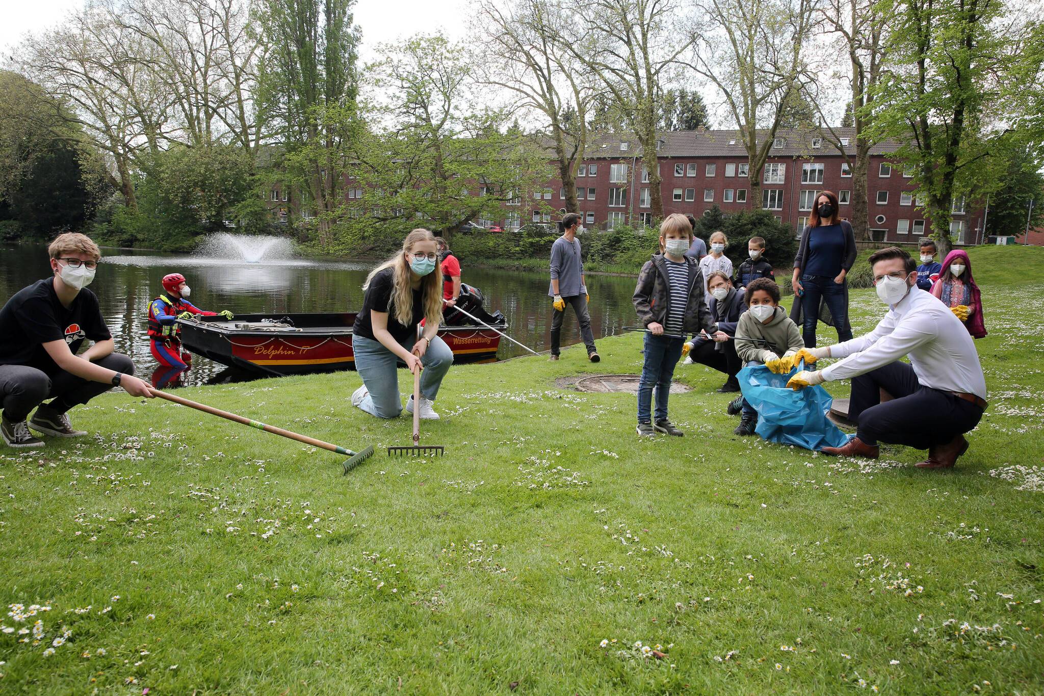 Müllsammelaktion Geroweiher: OB Felix Heinrichs und Schüler*innen der umliegenden Schulen machen sauber. 