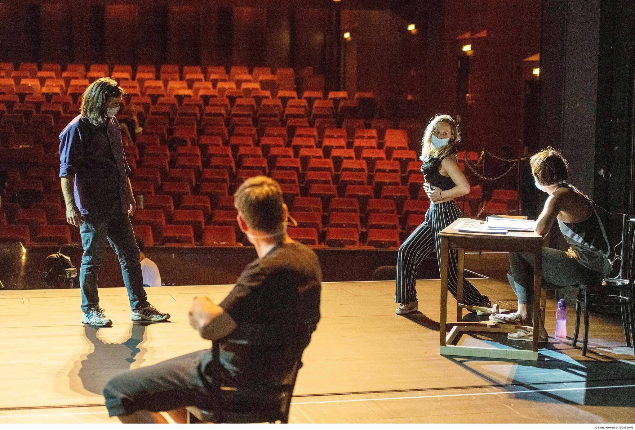  Keine Kurzarbeit und kein Homeoffice: Im Theater ist während der gesamten Pandemiezeit geprobt worden. „So ein Ballettensemble kann man nicht einfach mal ein halbes Jahr aufs Sofa setzen“, sagt Frank Baumann, stellvertretender Intendant des Theaters. 