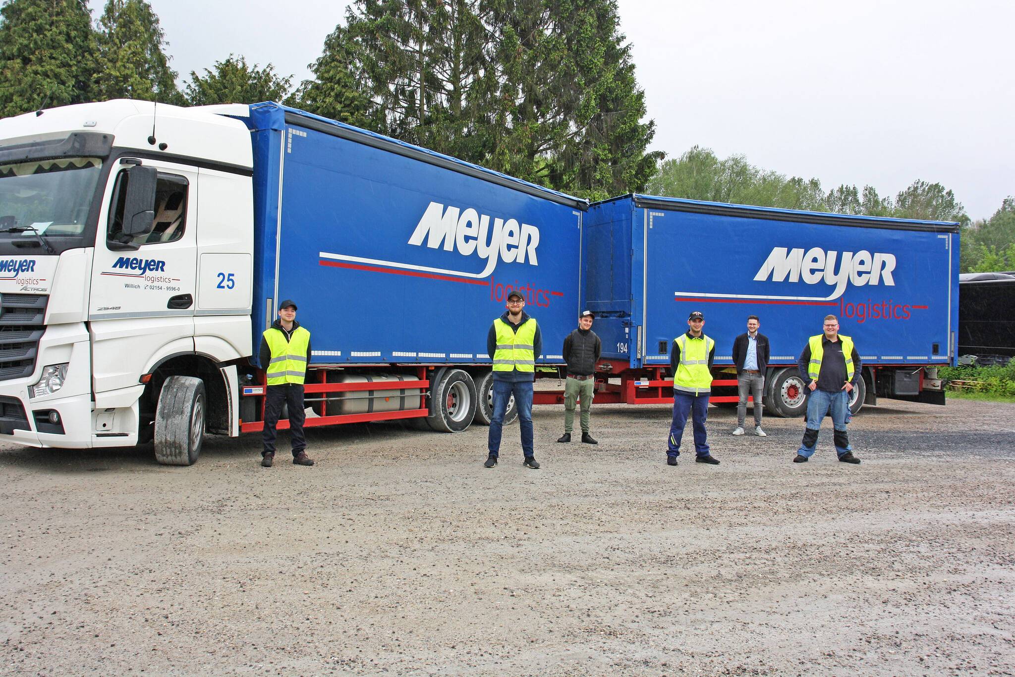Ein wichtiger Schritt zum Berufskraftfahrer (IHK) ist getan: Tim Gerard, Justin Pelplinski, Justin Koloska und Philipp Hommen (v.li.; vorne) haben im ersten Ausbildungsjahr den Führerschein C/CE gemacht. Praxis-Ausbilder Patrick Splinter und Ausbildungskoordinator Tobias Küsters (v.li.; hinten) freuen sich mit den jungen Männern über den Erfolg. 