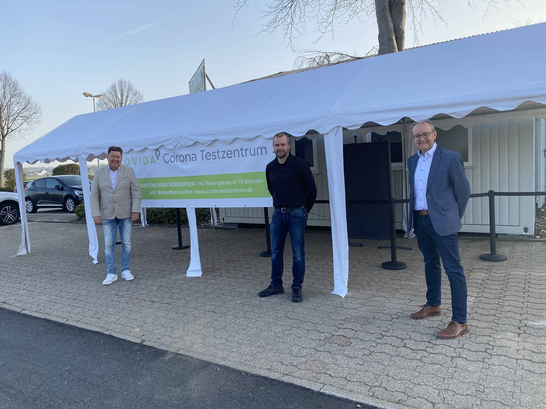 Volker Küppers (Bezirksvorsteher Ost), Swen Schiffer ( Geschäftsführer GIS) und Reimund Esser (Geschäftsführer Gartencenter Lenders) (v.l.) bei der Eröffnung des Testzentrums an der Gereonstraße. 