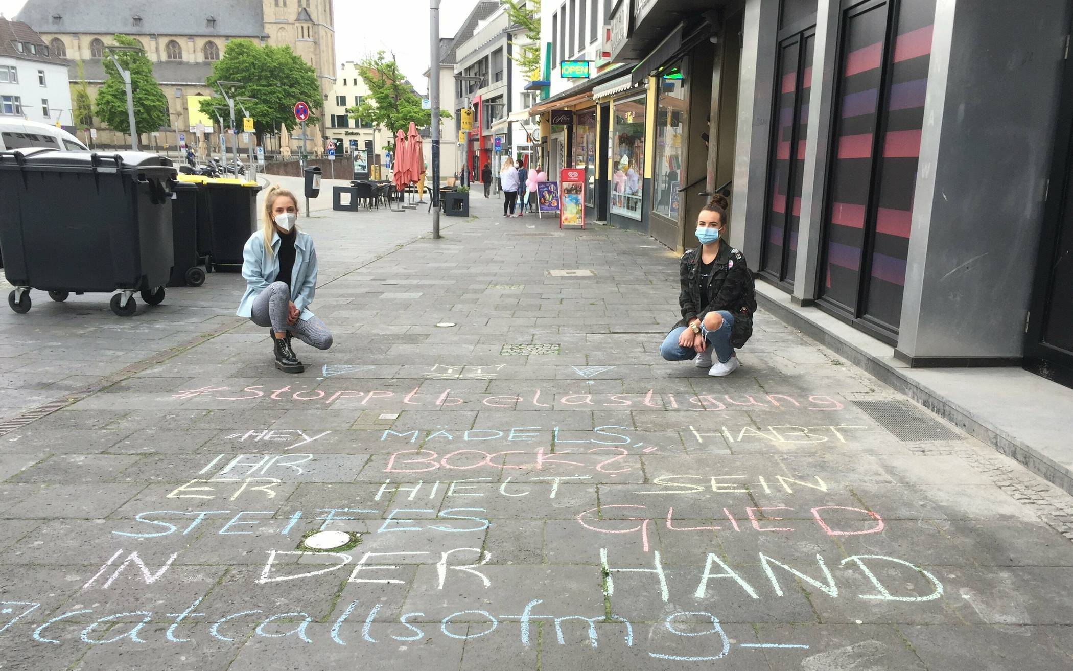  Ines Grube (l.) und Mara Bongartz bei einer ihrer Ankreide-Aktionen. 