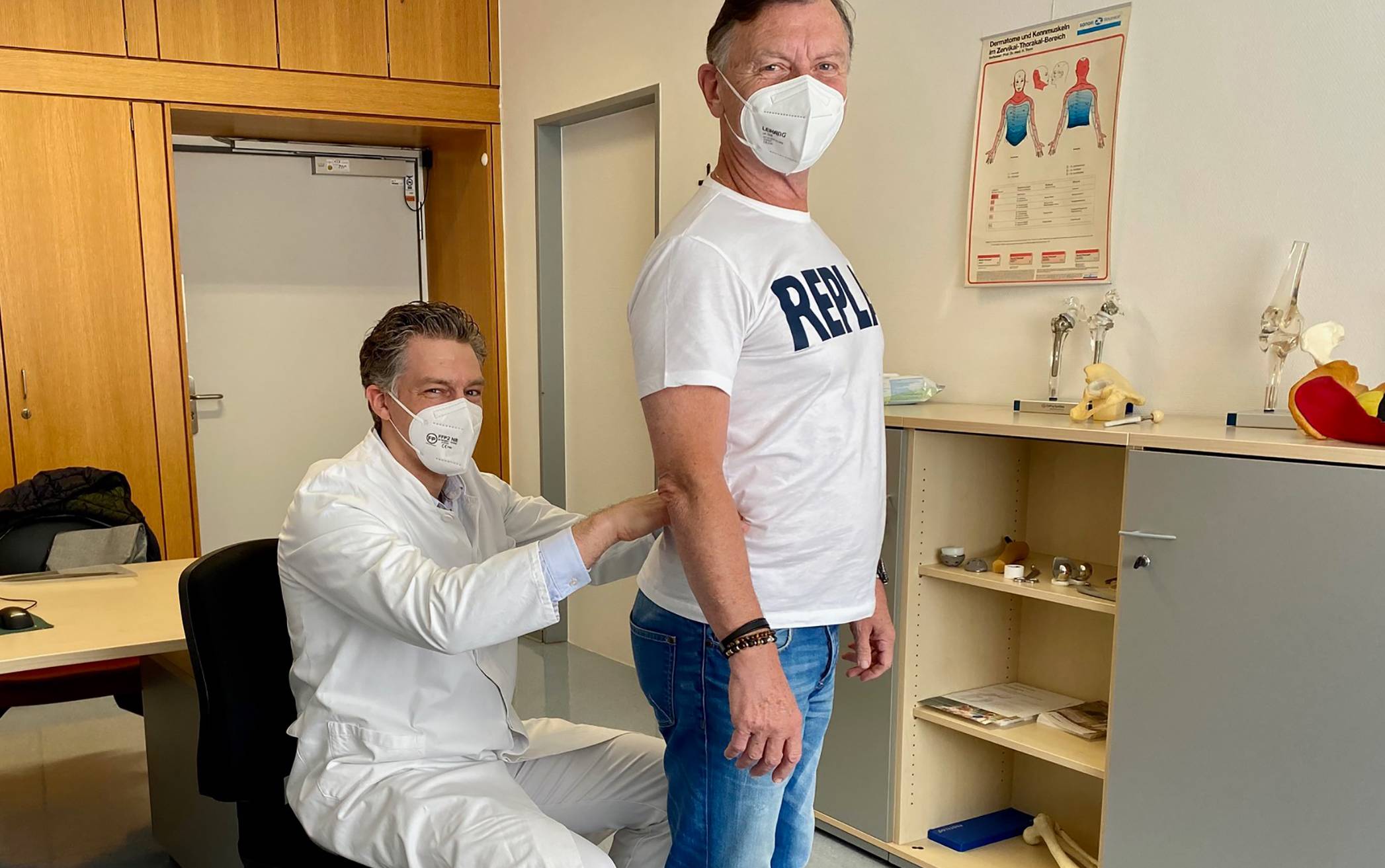  Dr. Tim Claßen, Orthopädie-Chefarzt am St. Elisabeth-Hospital Meerbusch-Lank, ist mit dem Ergebnis der Hüft-Operation bei Stefan-Victor Kasperek zufrieden. Und dieser sagt: „Diese Operation hätte ich schon viel früher machen sollen. Es ist so schön, schmerzfrei zu sein.“  