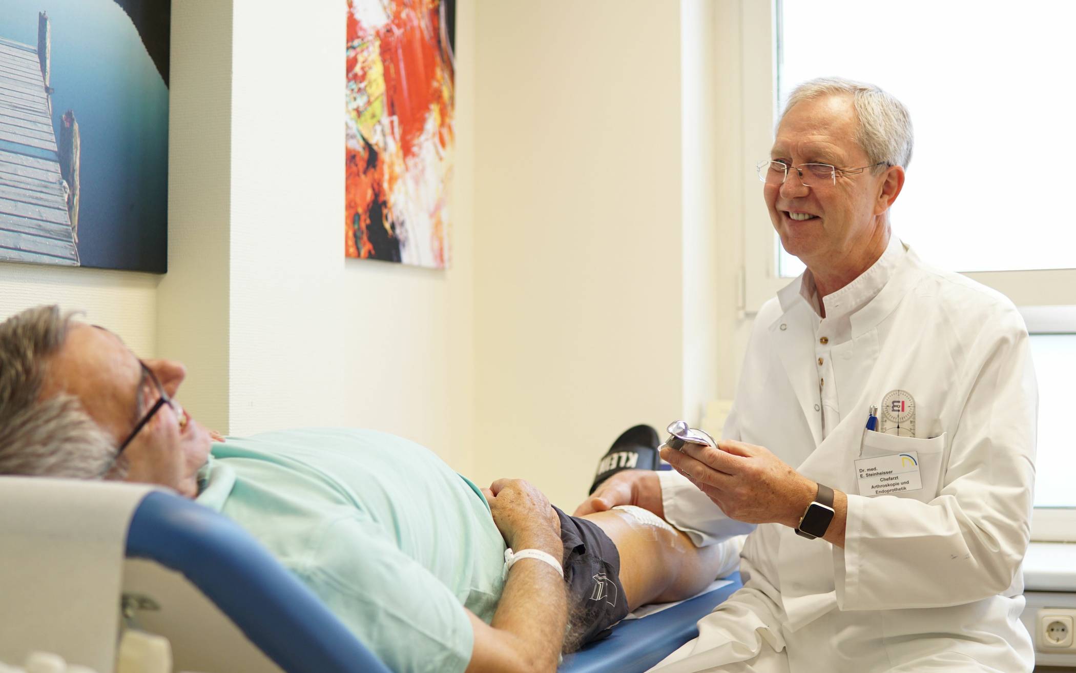 Dr. Enno Steinheisser, Leiter des EndoProthetikZentrums, im Gespräch mit einem Patienten.  