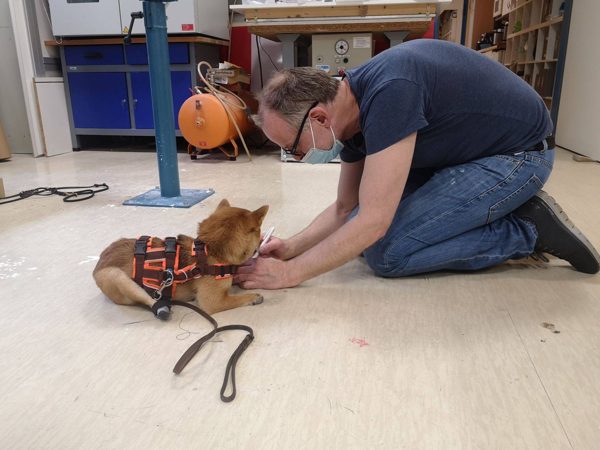 Yumi beim Anprobieren der Prothesen. 