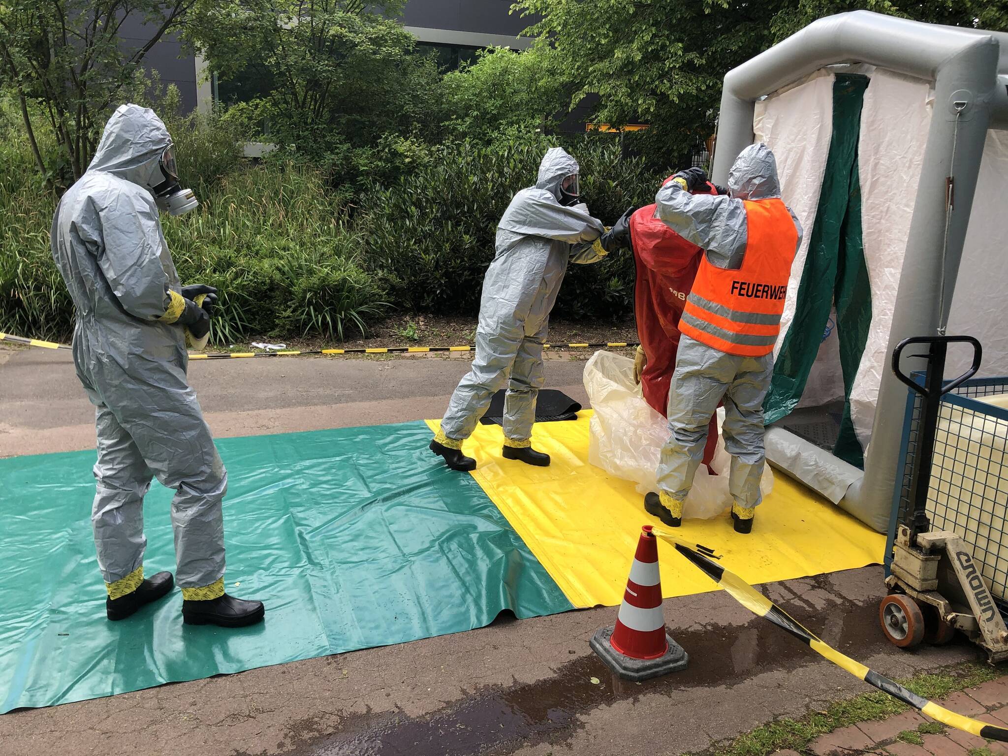 Beim Feuerwehreinsatz im Meerbad Büderich trugen die Einsatzkräfte spezielle Chemikalienschutzanzüge. 