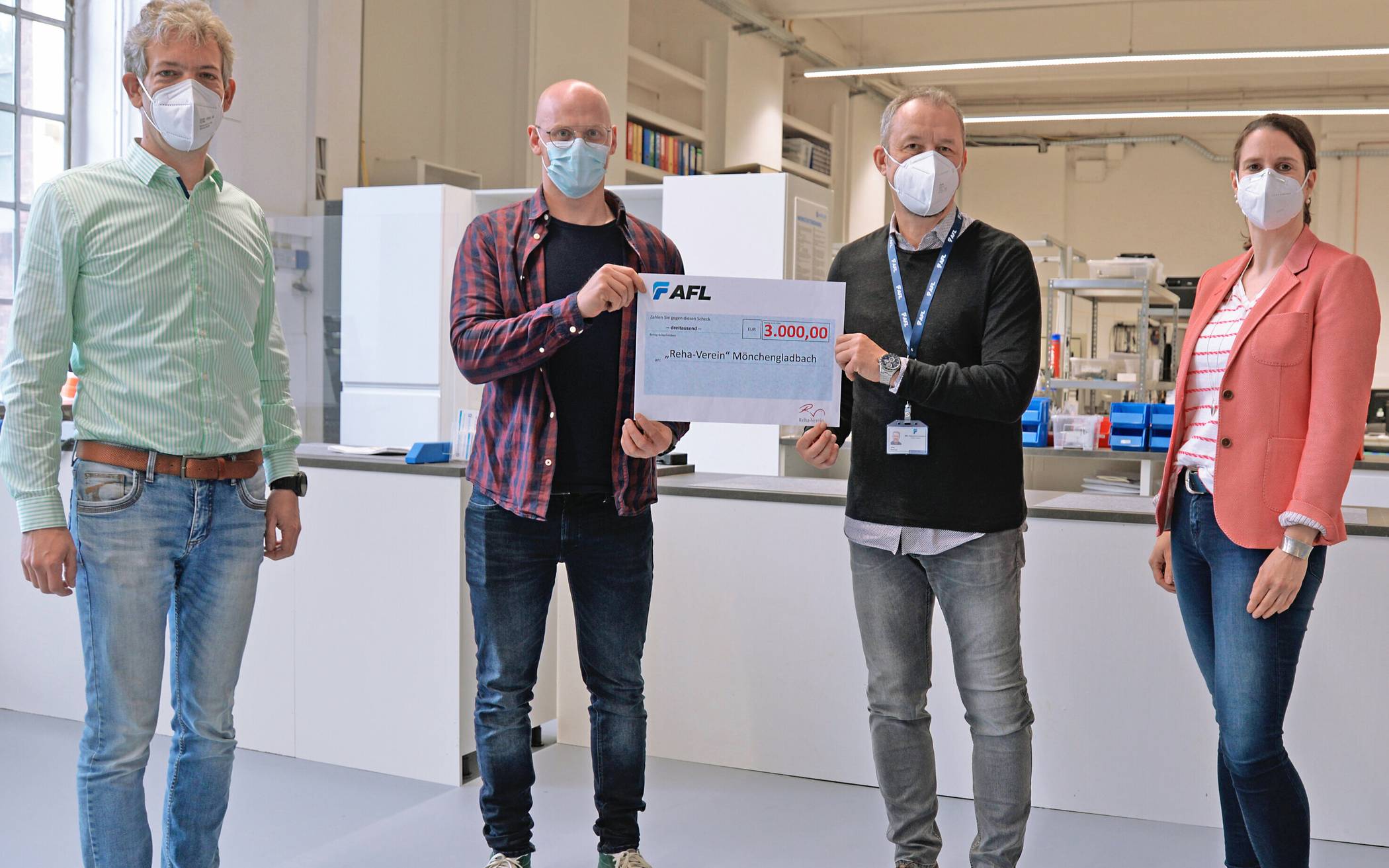  Über eine 3 000 Euro-Spende der Mönchengladbacher Firma AFL, übergeben von Jörg Riesner (2.v.r.) und Sabine Duda-Schäfers, freuten sich Sascha Schallenburger (l.) und Dieter Schax vom Reha-Verein. 