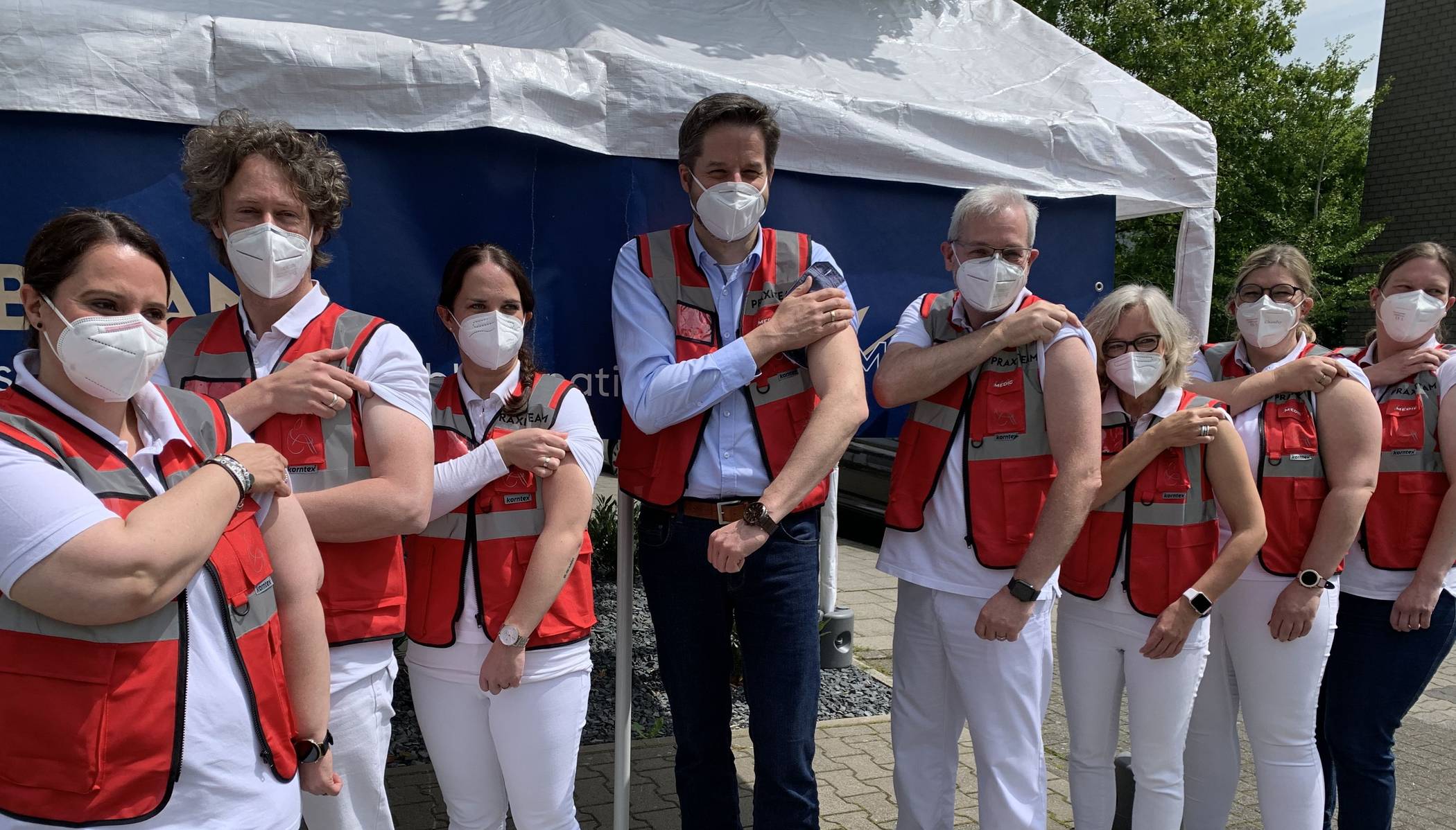  Allgemeinmediziner Markus Groteguth und Christian Bommers werben für die Impfung. 