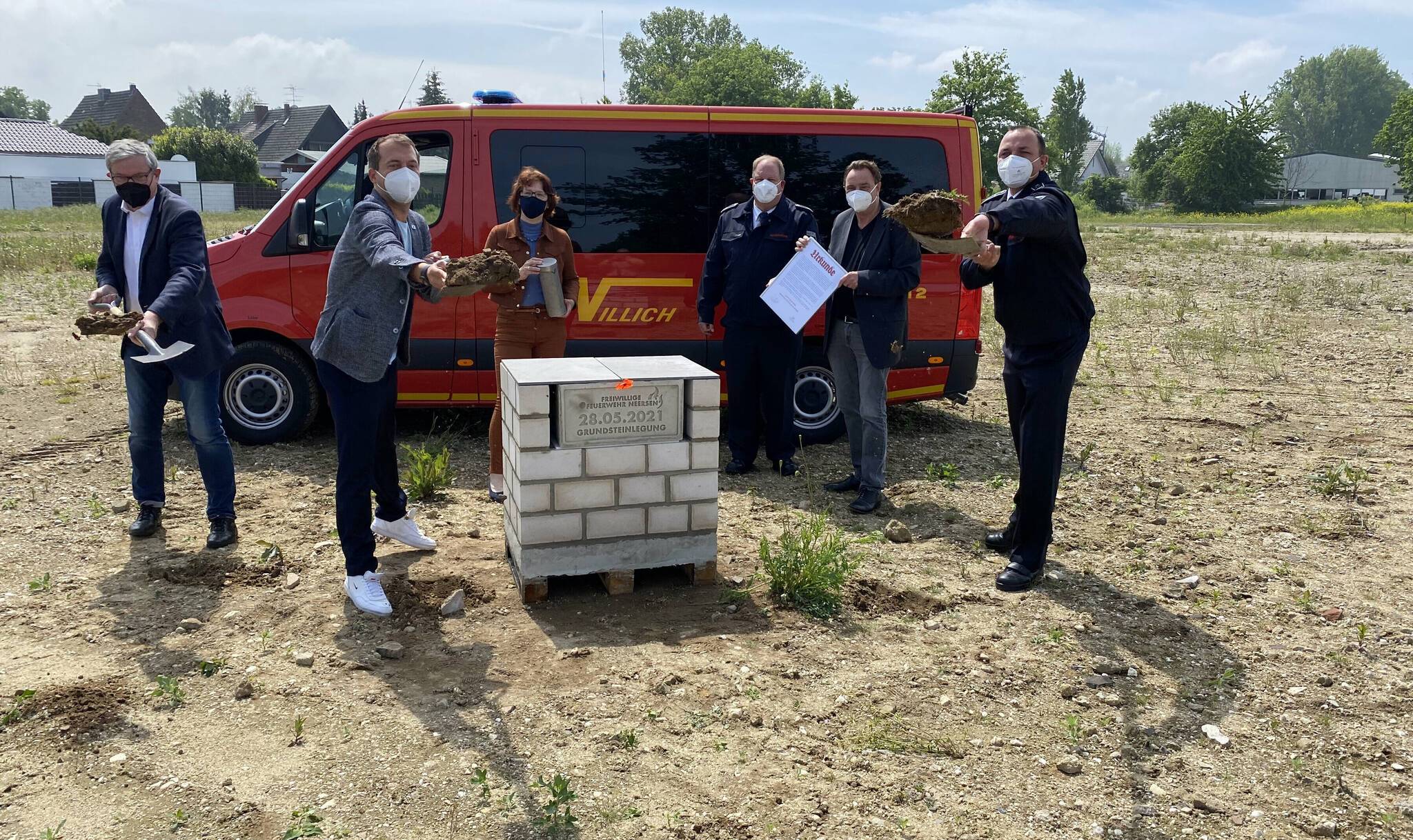  Beim symbolischen Ersten Spatenstich fliegt immer Erde: von links Hans-Joachim Donath, Vorsitzender des zuständigen Ausschusses, Bürgermeister Christian Pakusch, Beigeordnete Brigitte Schwerdtfeger, Wehrchef Thomas Metzer, GSG-Geschäftsführer Willy Kerbusch und Neersens Löschzugführer Lars Pazdior. 
  