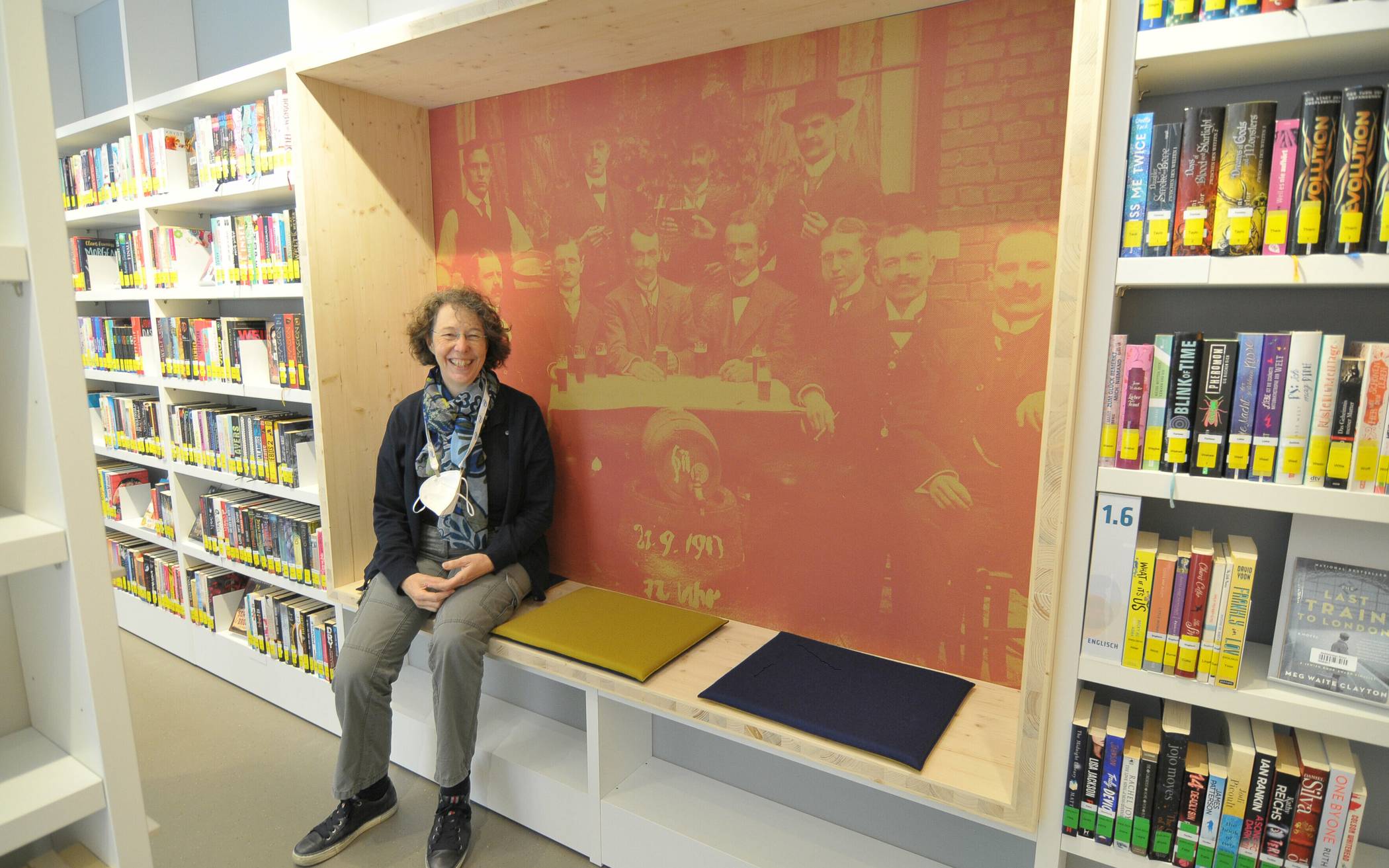  Leiterin der BiB, Katrin Hufschmidt, freut sich über die Neugestaltung der Bibliothek. 