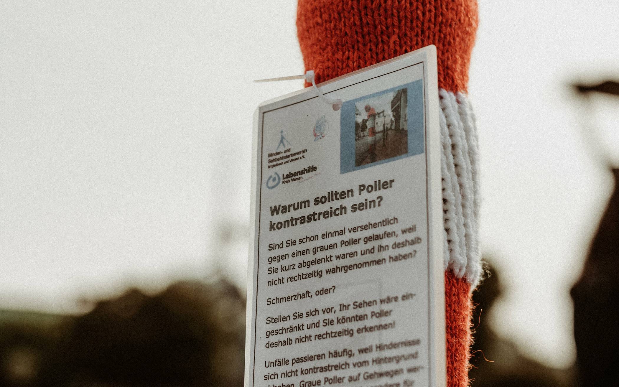 Die Poller in der Viersener Innenstadt bekamen jetzt rot-weiße Häkelmützen&nbsp;– aus einem wichtigen Grund.  