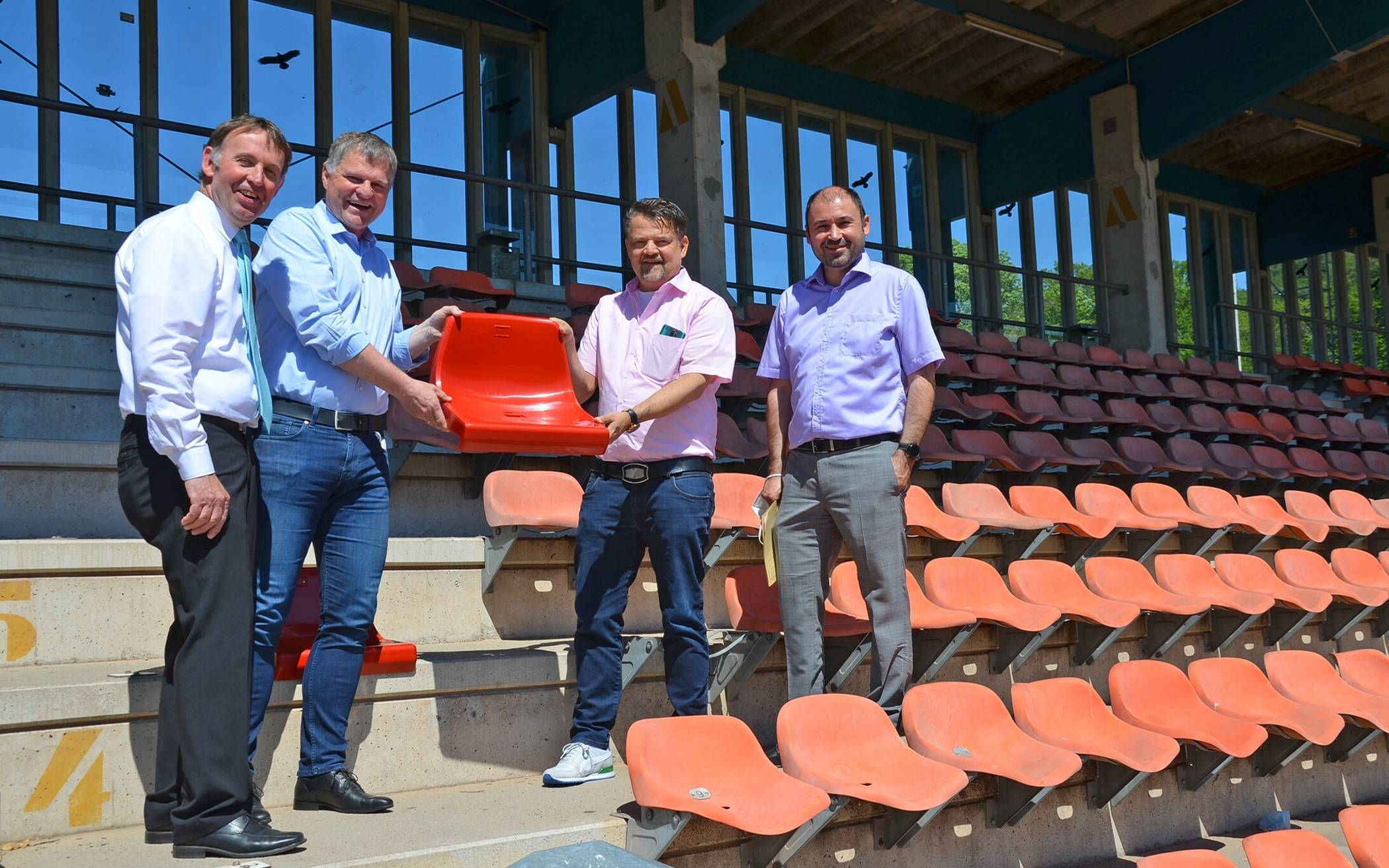  Bei einem Ortstermin präsentierten (v.l.) Stefan Vander (Sparkasse Krefeld), Elmar Orta (LG Viersen) und Michael Berghausen (1. FC Viersen) dem neuen Beigeordneten der Stadt Viersen, Ertunç Deniz, die Vorteile und Vorzüge der neuen Sitzschalen.  