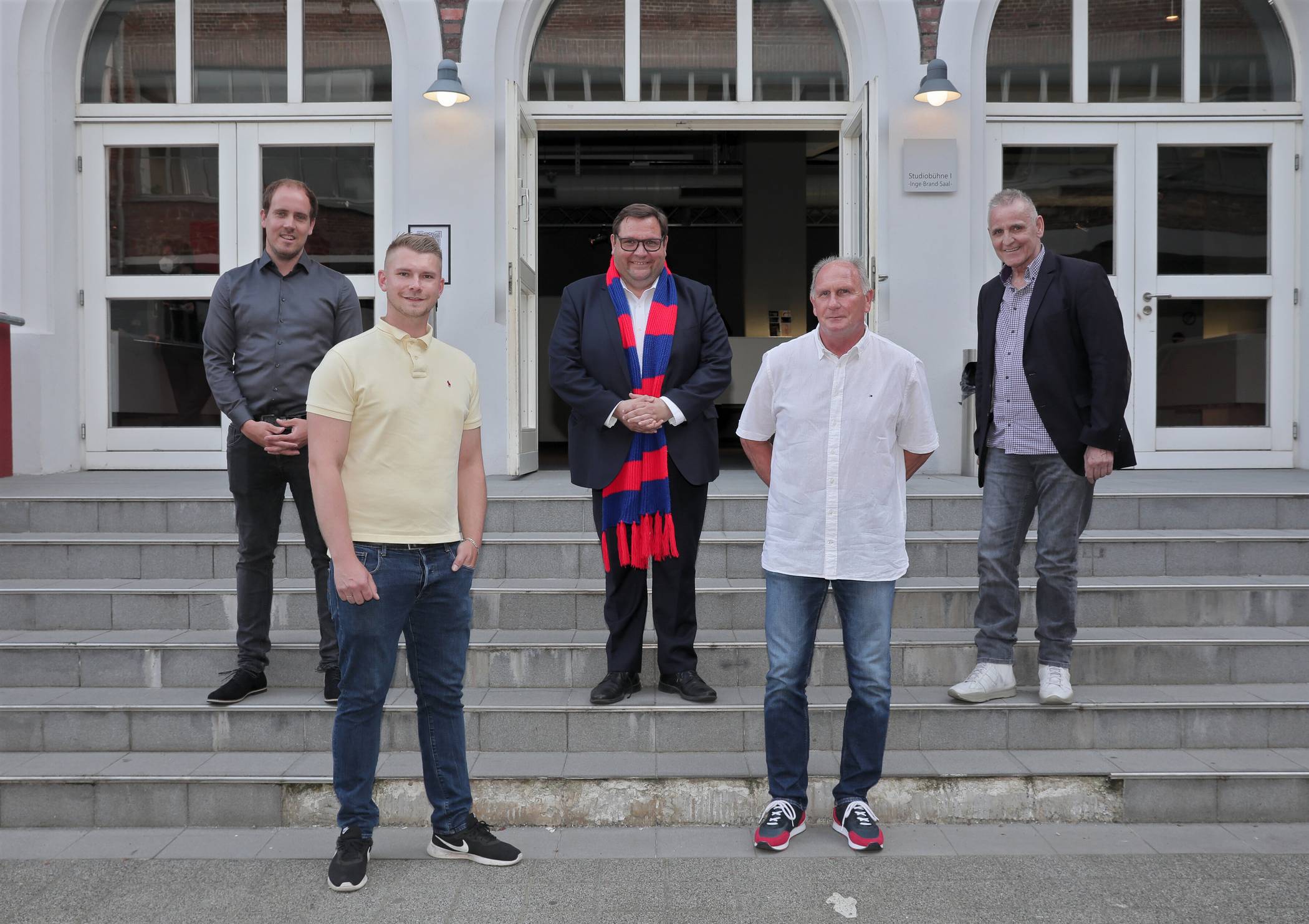  Zur Premiere in die Fabrik Heeder kamen (von links) Martin Kühr und Marius Savic von den „Grotenburg Supporters", Oberbürgermeister Frank Meyer sowie die ehemaligen KFC-Spieler Wolfgang "Kap" Schäfer und Werner Vollack. Foto: Stadt Krefeld,  Jochmann 