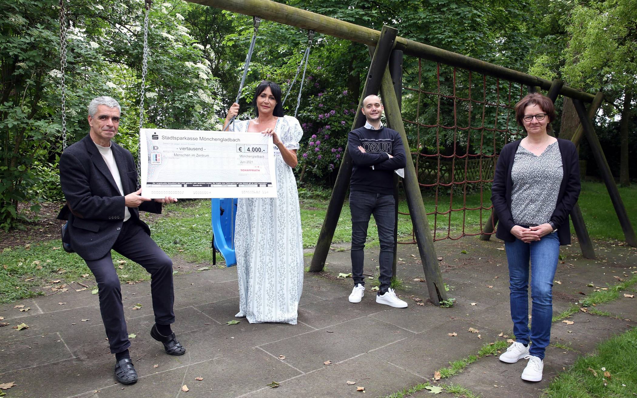  Ralf Günther (l.), Geschäftsführer des Vereins Menschen im Zentrum, und Susanne Wilms, Leiterin des Integrativen Montessori Familienzentrums, freuten sich über den Spendencheck aus Händen von Renate und Frederic Schaffrath. Unter anderem soll das Geld für eine neue Schaukel verwendet werden. 
  